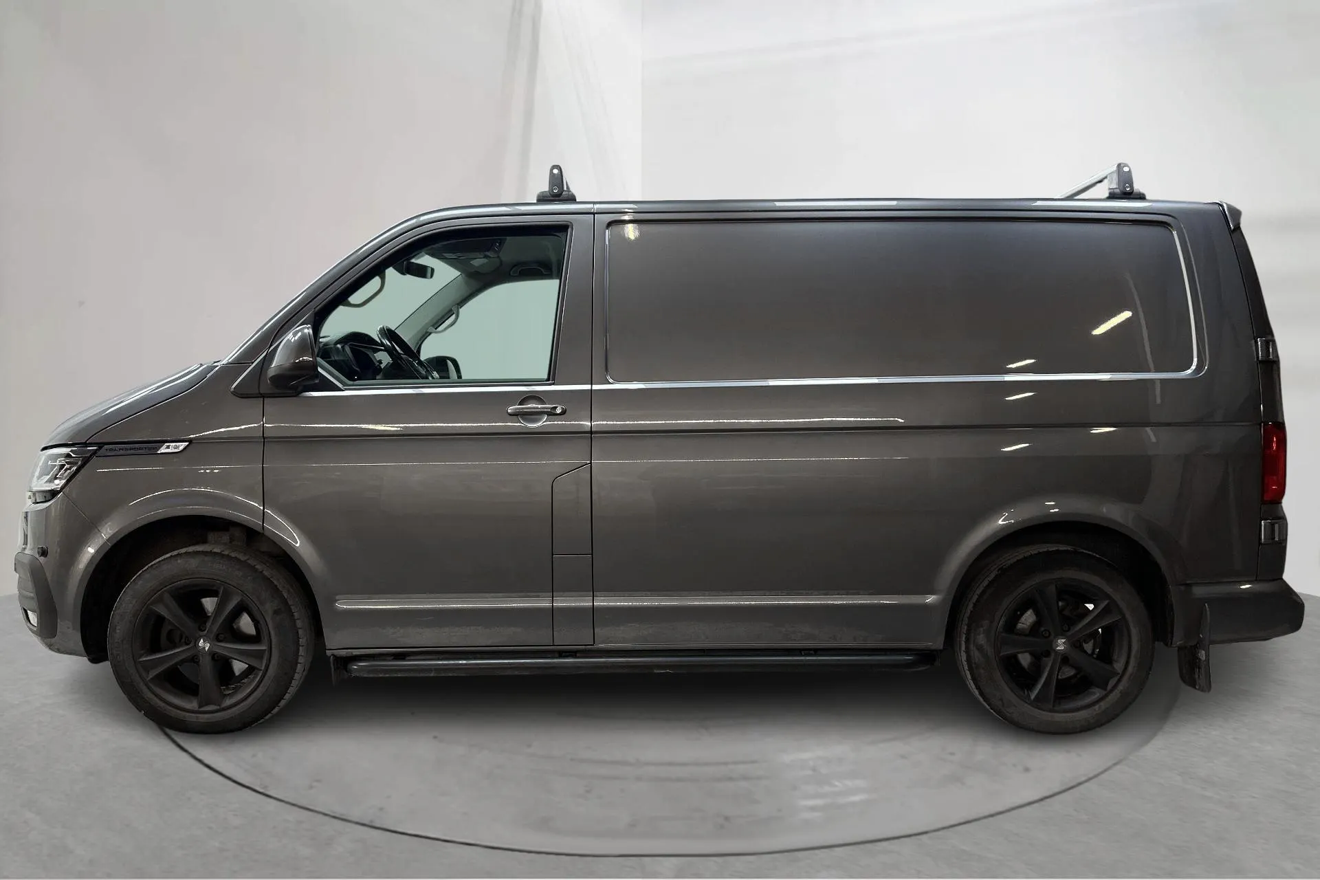 Presentationsfoto 2 av 17: VW Transporter T6 2.0 TDI BMT Skåp 4MOTION (150hk) - 10 841 mil - Automat - grå - 2020