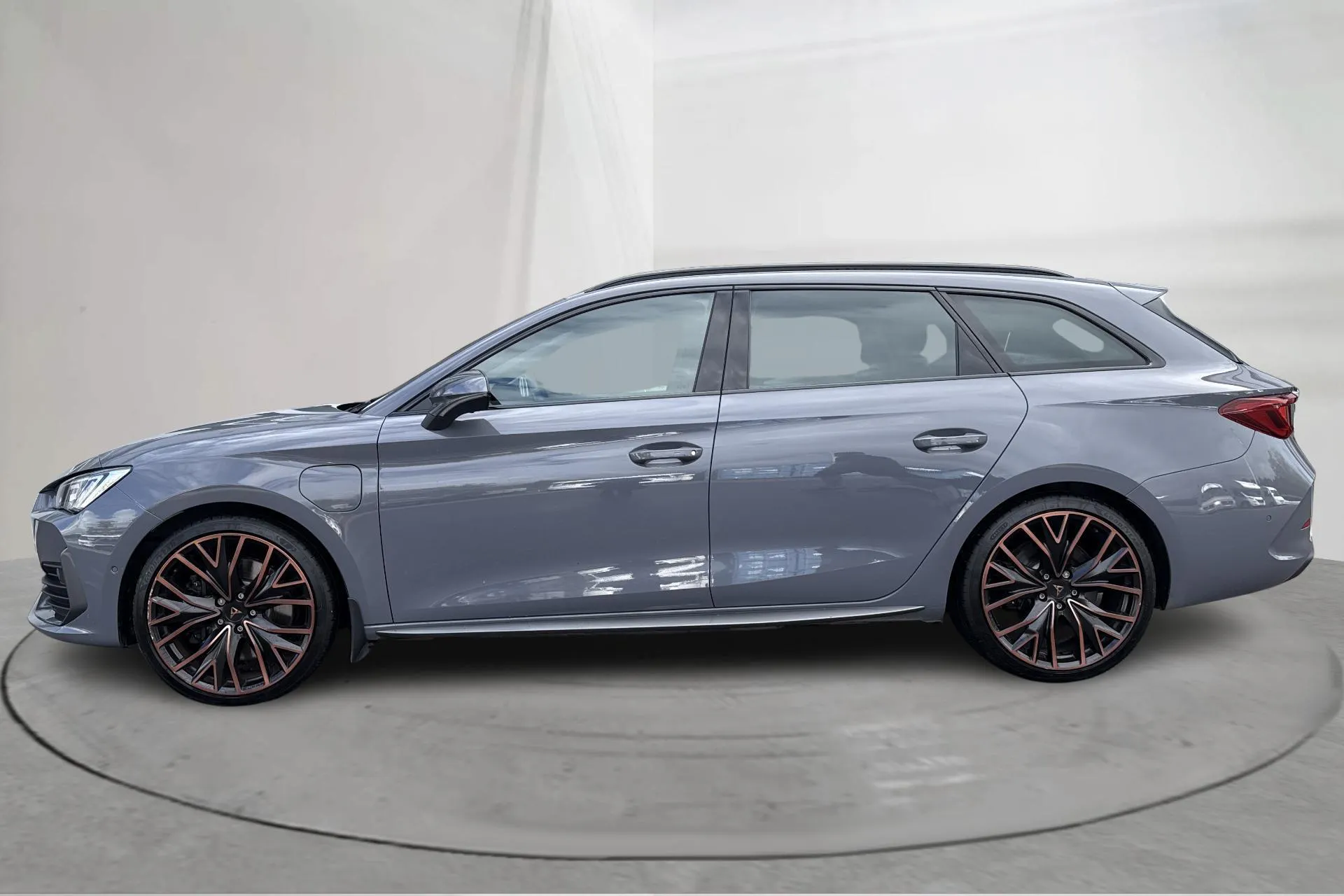 Presentationsfoto 2 av 20: Cupra Leon VZ 1.4 e-HYBRID Sportstourer (245hk) - 7 017 mil - Automat - grå - 2023