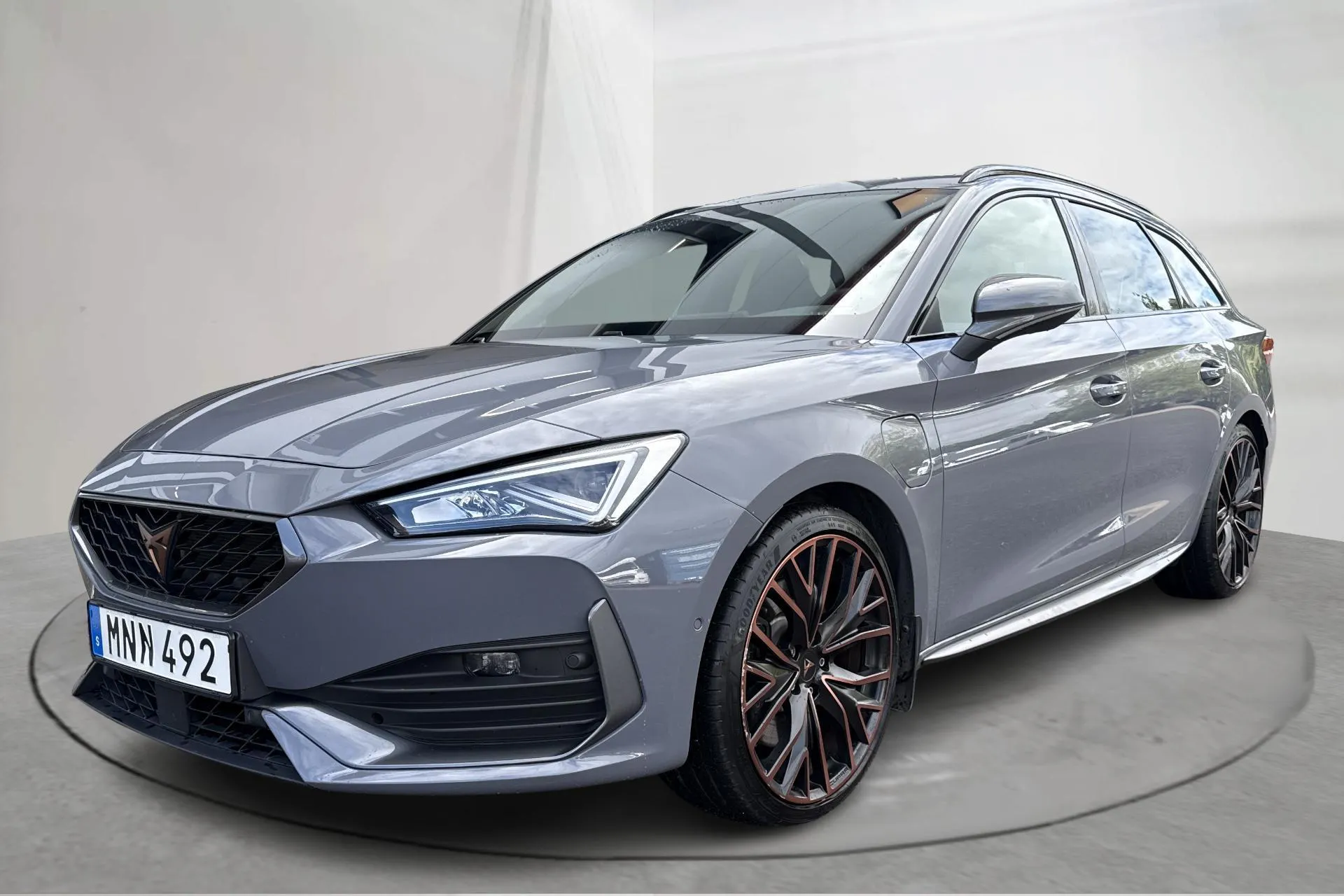 Presentationsfoto 1 av 20: Cupra Leon VZ 1.4 e-HYBRID Sportstourer (245hk) - 7 017 mil - Automat - grå - 2023