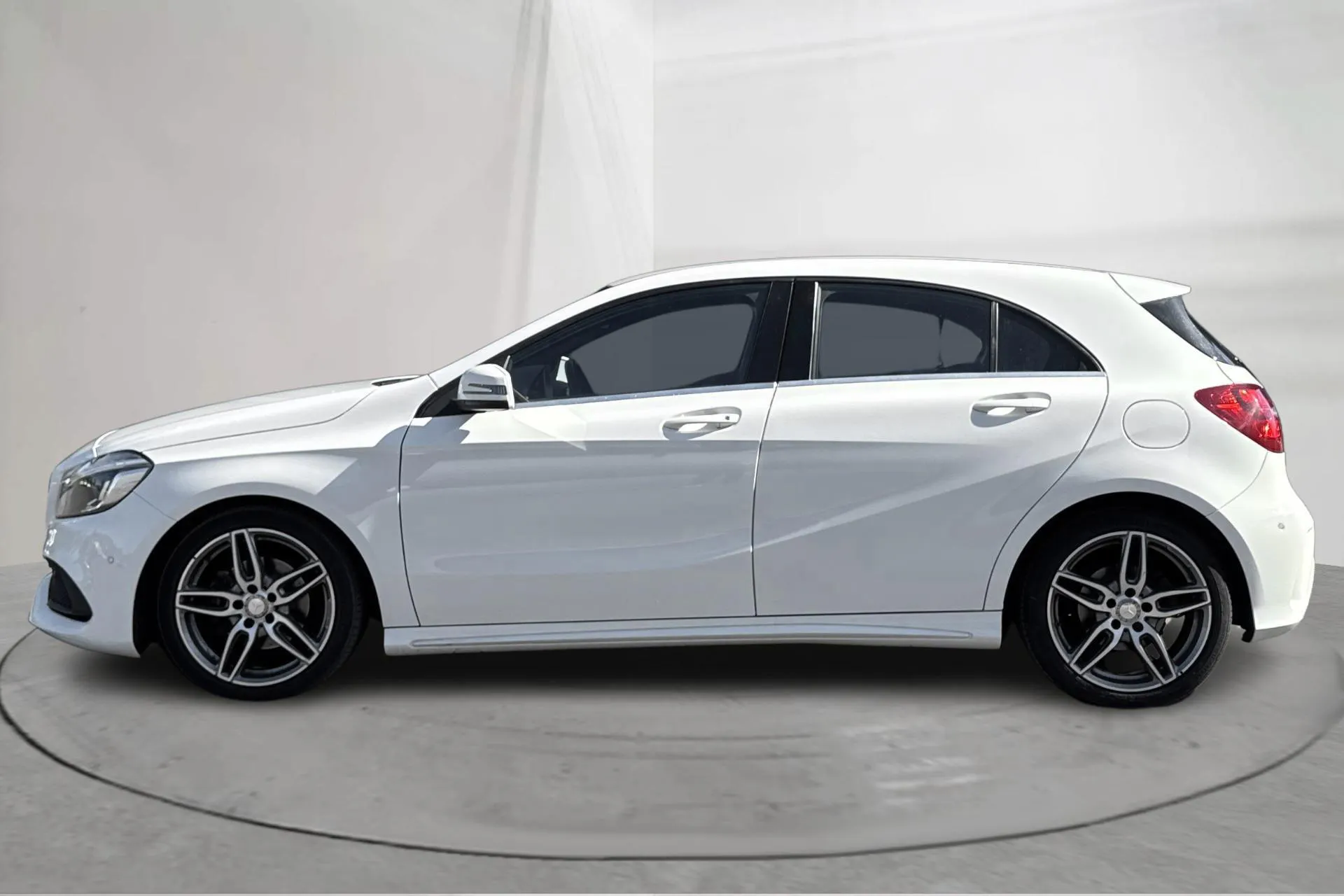 Presentationsfoto 2 av 14: Mercedes A 180 5dr W176 (122hk) - 6 538 mil - Automat - vit - 2016
