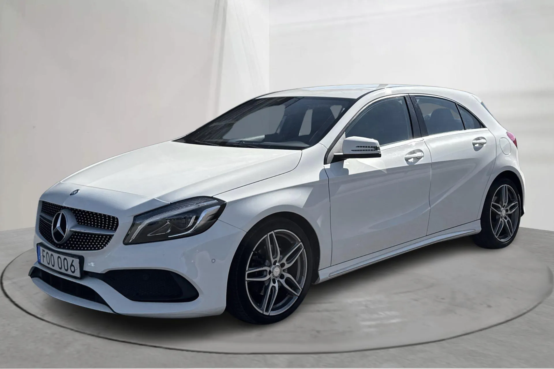 Presentationsfoto 1 av 14: Mercedes A 180 5dr W176 (122hk) - 6 538 mil - Automat - vit - 2016