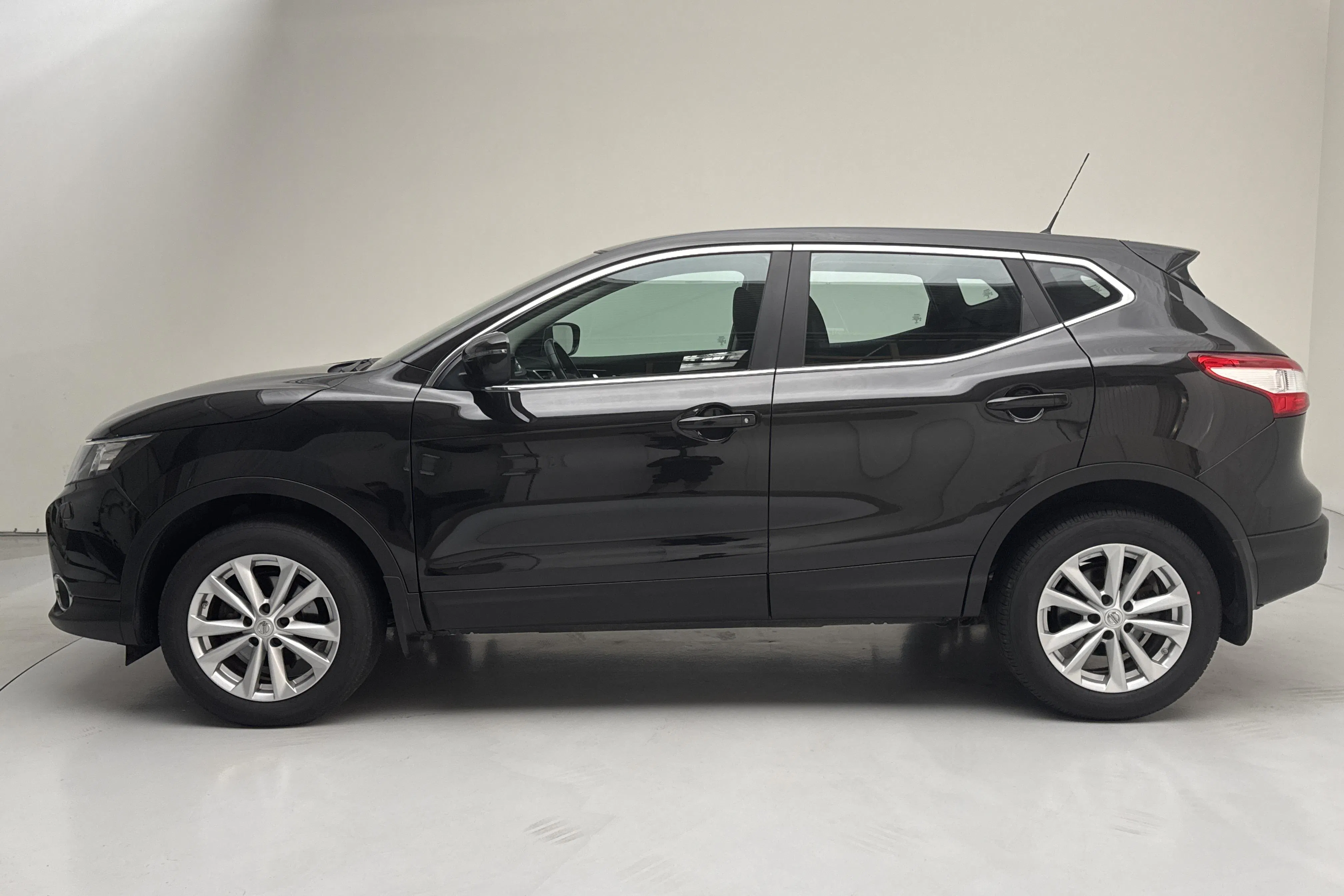 Presentation photo 2 of 14: Nissan Qashqai 1.2 (115hk) - 50 290 km - Manual - black - 2016