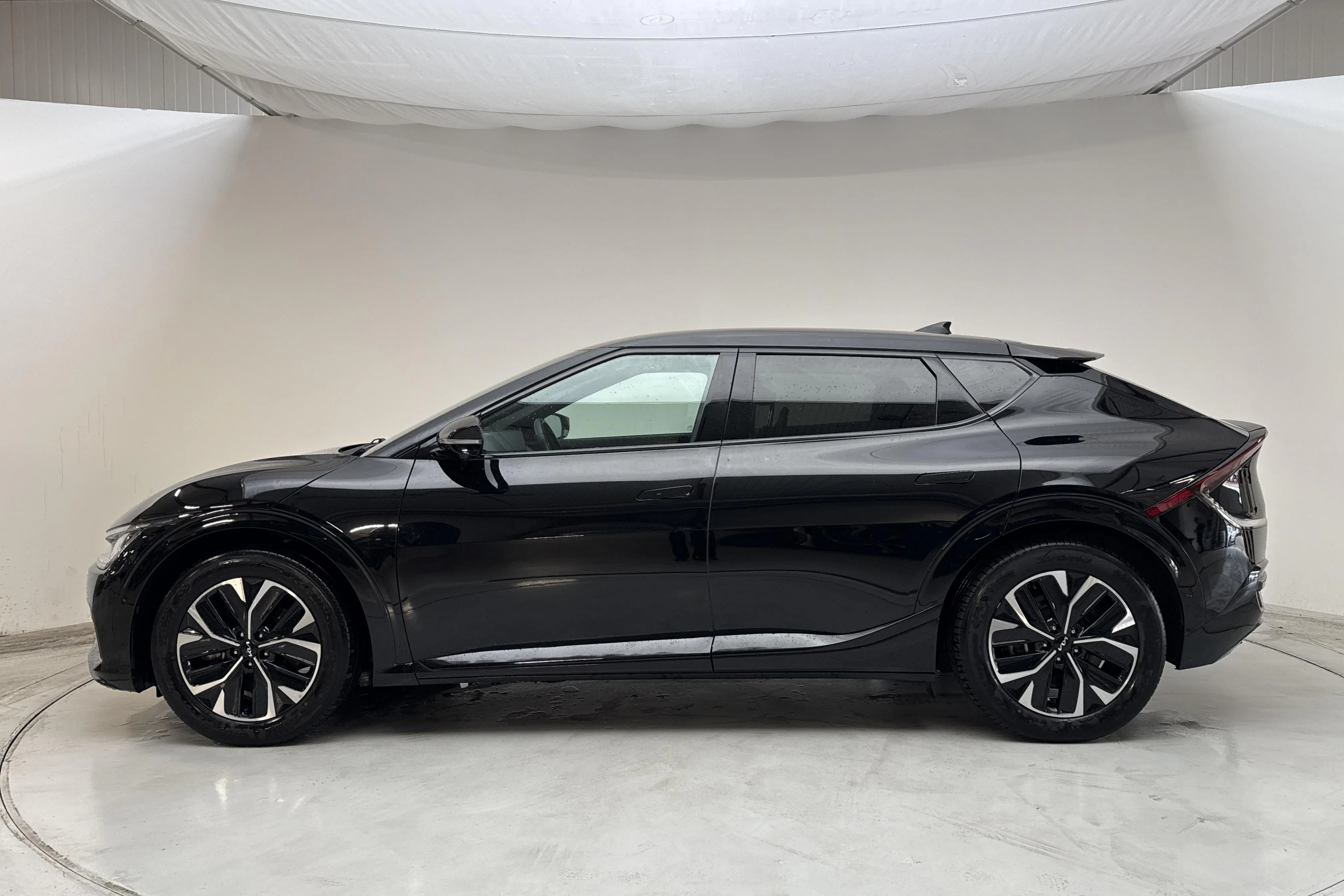 Presentationsfoto 2 av 16: KIA EV6 AWD (325hk) - 10 062 mil - Automat - svart - 2023