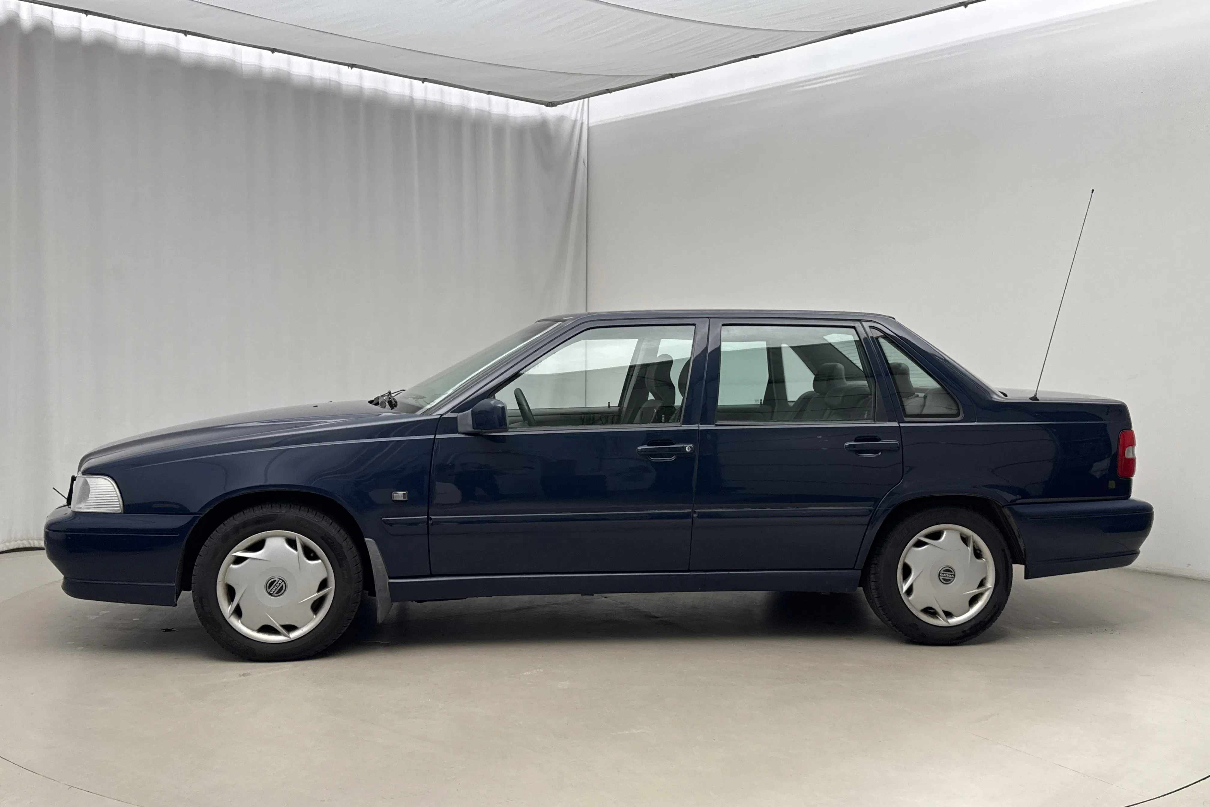 Presentationsfoto 2 av 15: Volvo S70 GLT (170hk) - 13 858 mil - Automat - Mörkblå - 1998