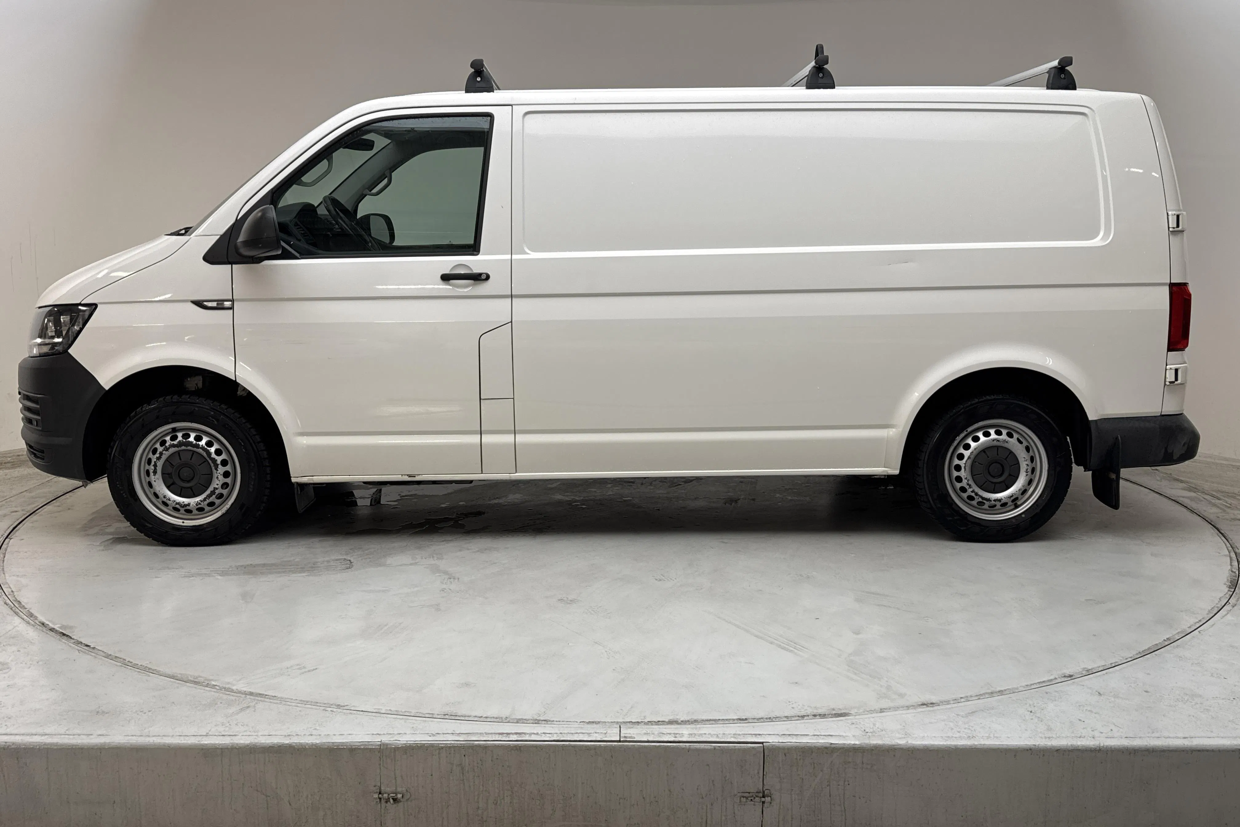 Presentationsfoto 2 av 11: VW Transporter T6 2.0 TDI BMT Skåp (150hk) - 12 731 mil - Automat - vit - 2018