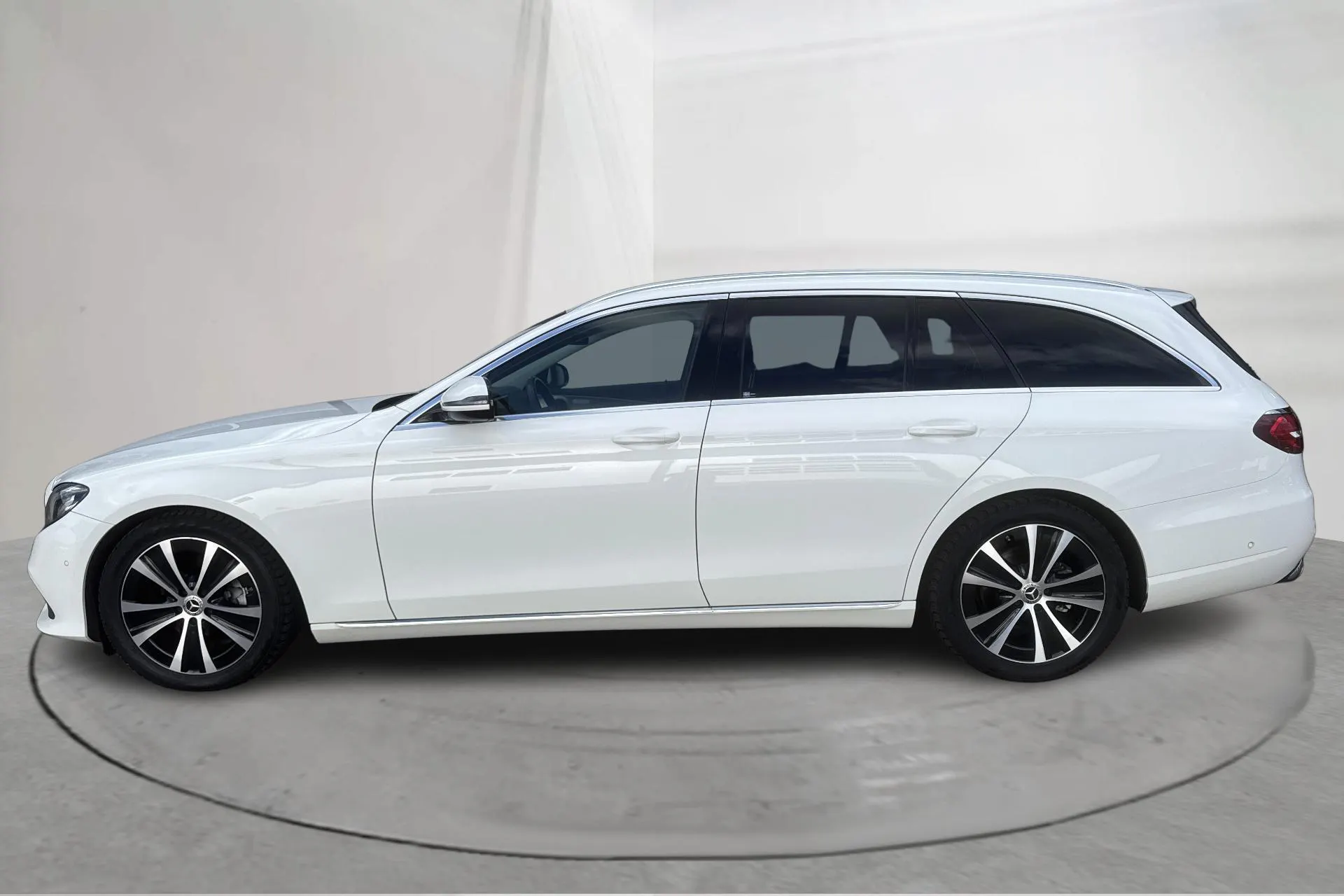 Presentation photo 2 of 13: Mercedes E 220 d Kombi S213 (194hk) - 155 540 km - Automatic - white - 2018