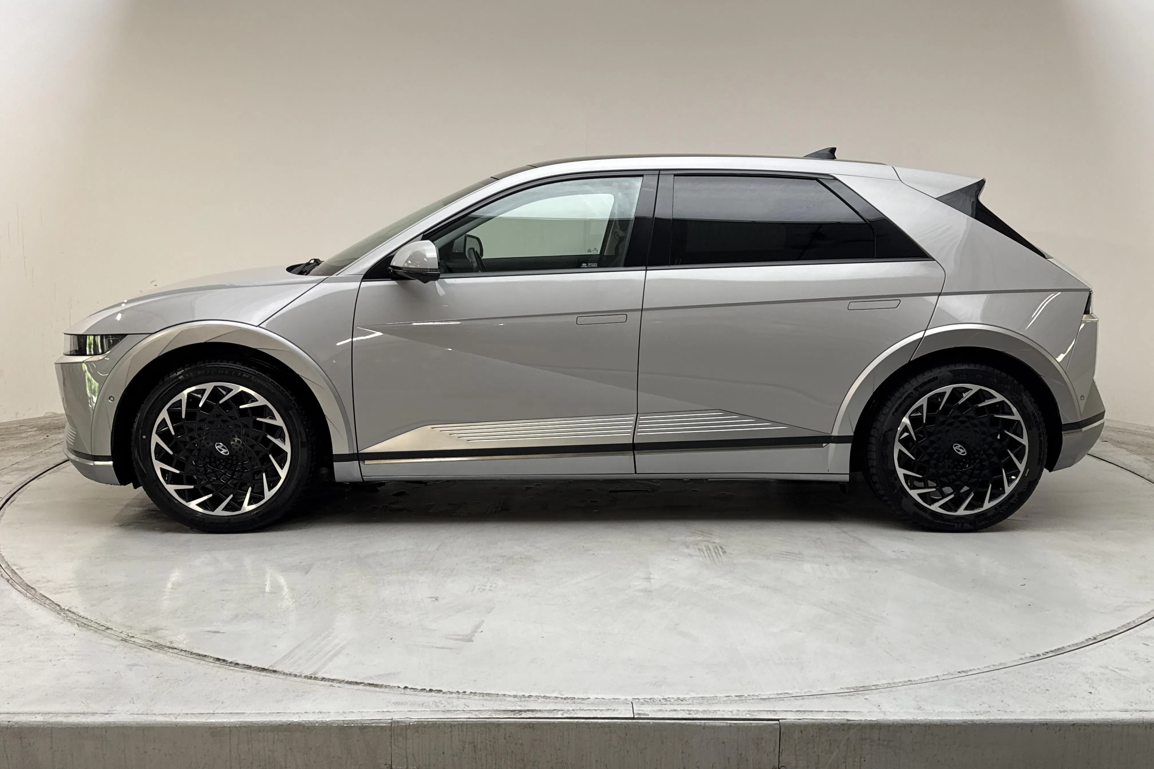 Presentationsfoto 2 av 18: Hyundai IONIQ 5 73kWh (217hk) - 7 442 mil - Automat - grå - 2022