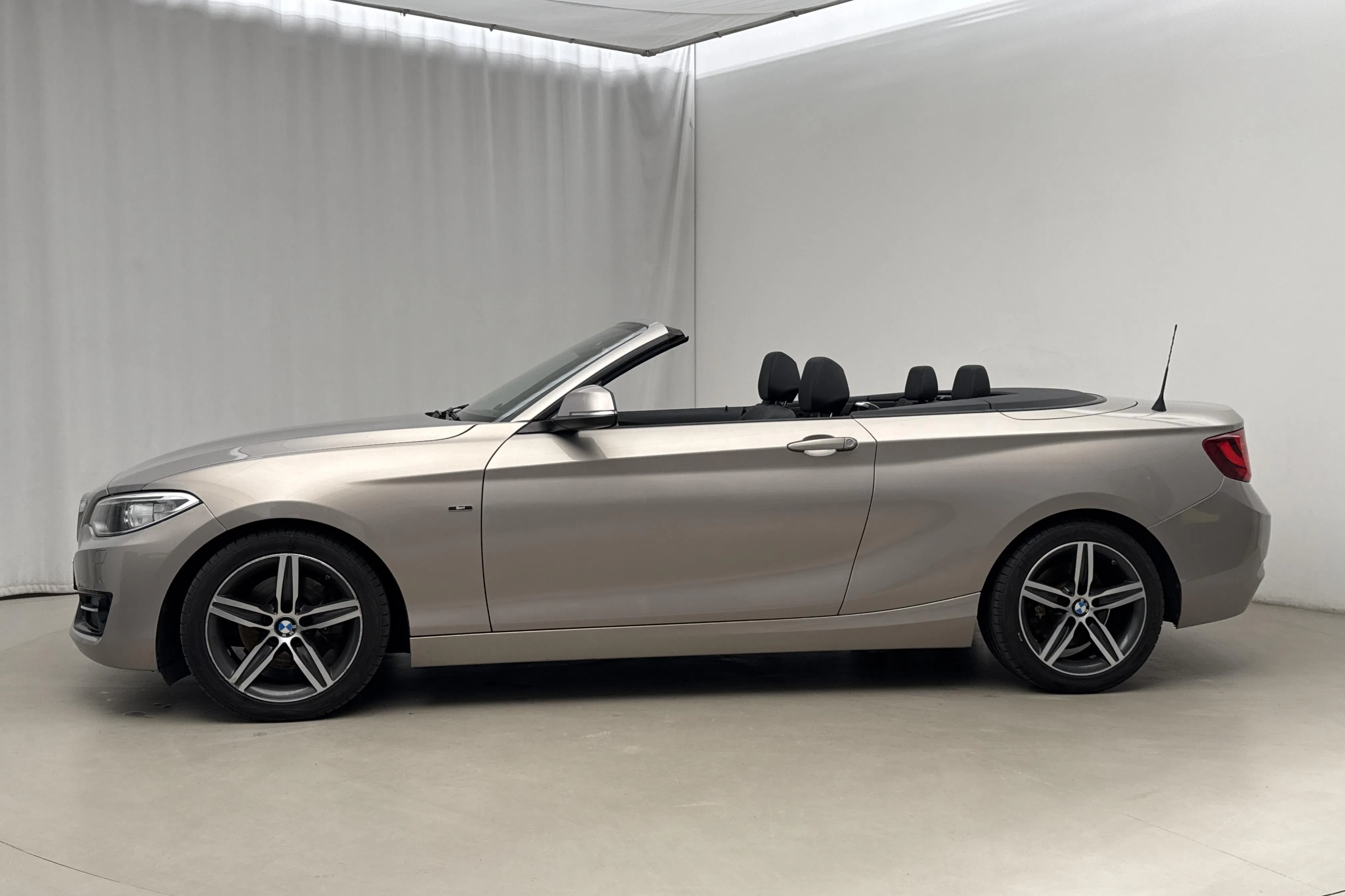 Presentation photo 2 of 22: BMW 220d Cabriolet, F23 (190hk) - 70 450 km - Manual - silver - 2015
