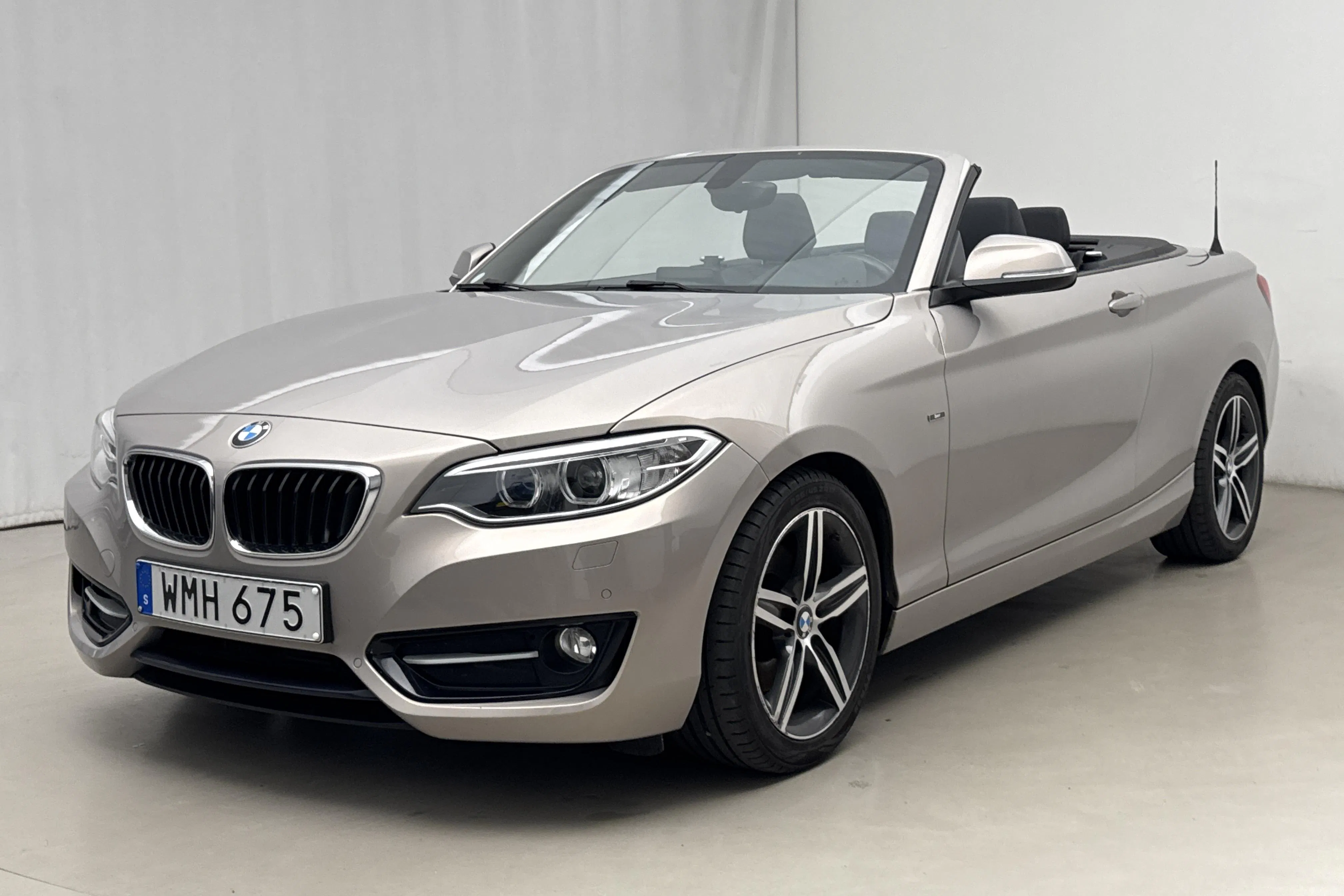 Presentation photo 1 of 22: BMW 220d Cabriolet, F23 (190hk) - 70 450 km - Manual - silver - 2015