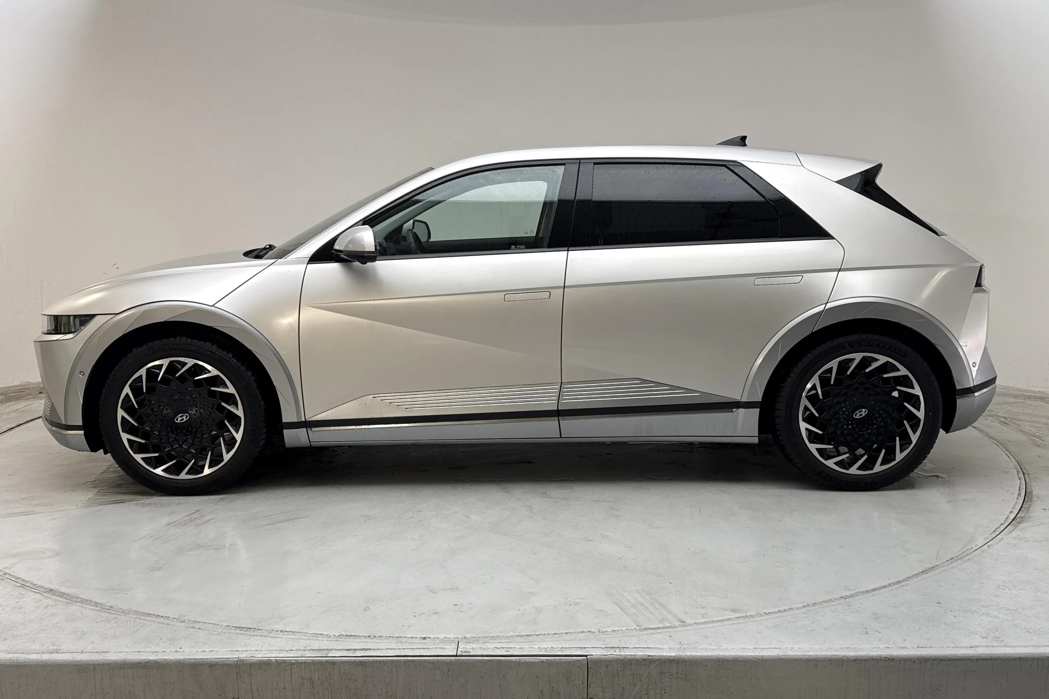Presentationsfoto 2 av 15: Hyundai IONIQ 5 73kWh (217hk) - 7 617 mil - Automat - gul - 2022