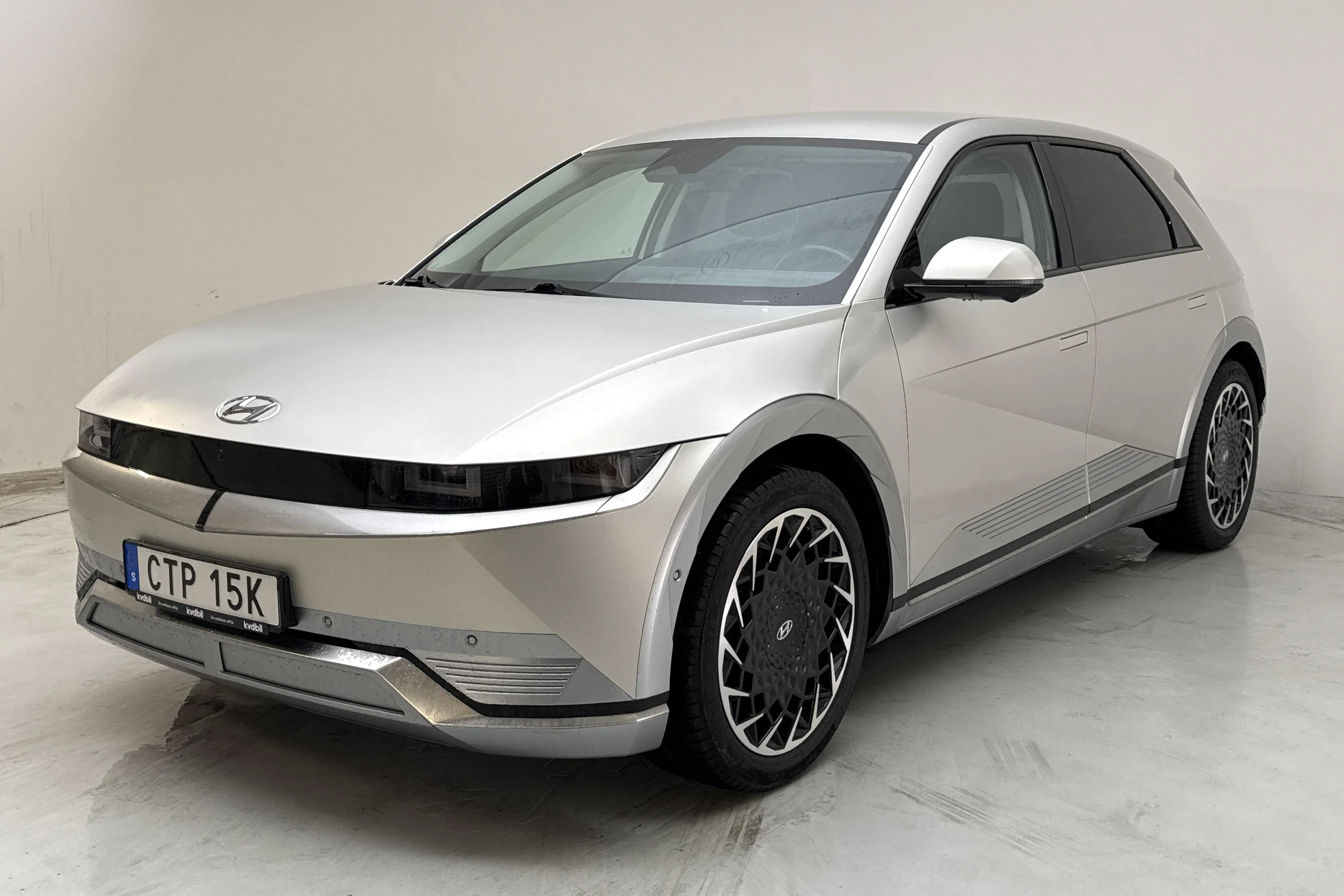 Presentationsfoto 1 av 15: Hyundai IONIQ 5 73kWh (217hk) - 7 617 mil - Automat - gul - 2022