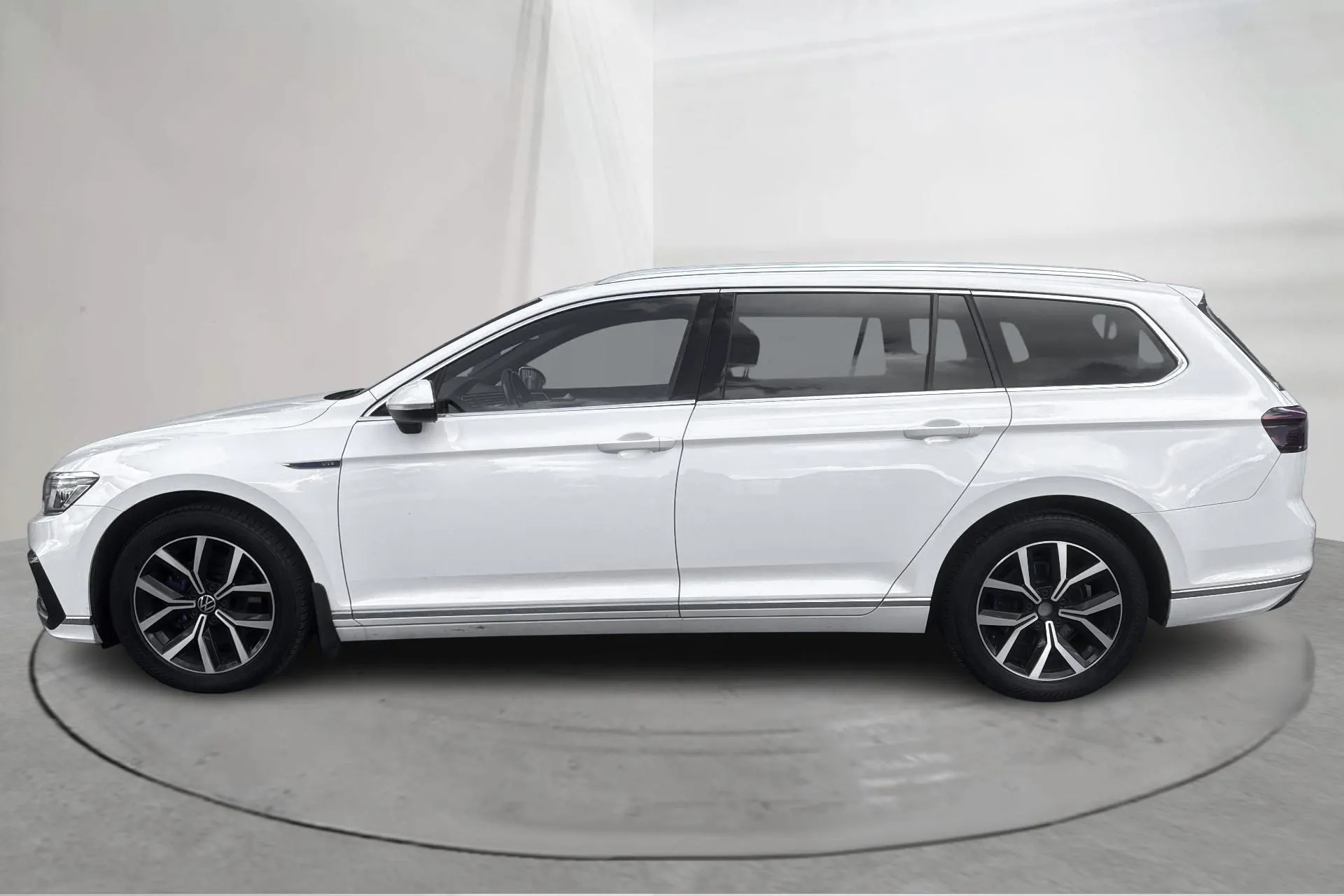 Presentationsfoto 2 av 18: VW Passat 1.4 GTE Sportscombi (218hk) - 19 646 mil - Automat - vit - 2021