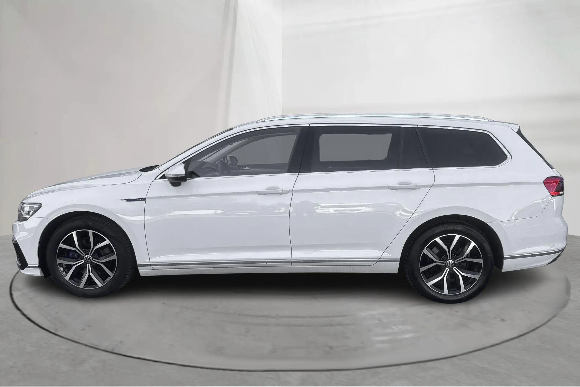 Presentation photo 2 of 17: VW Passat 1.4 GTE Sportscombi (218hk) - 82 420 km - Automatic - white - 2023
