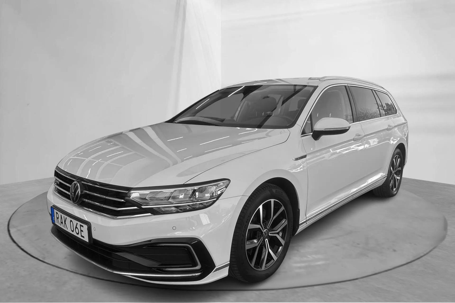 Presentation photo 1 of 17: VW Passat 1.4 GTE Sportscombi (218hk) - 82 420 km - Automatic - white - 2023