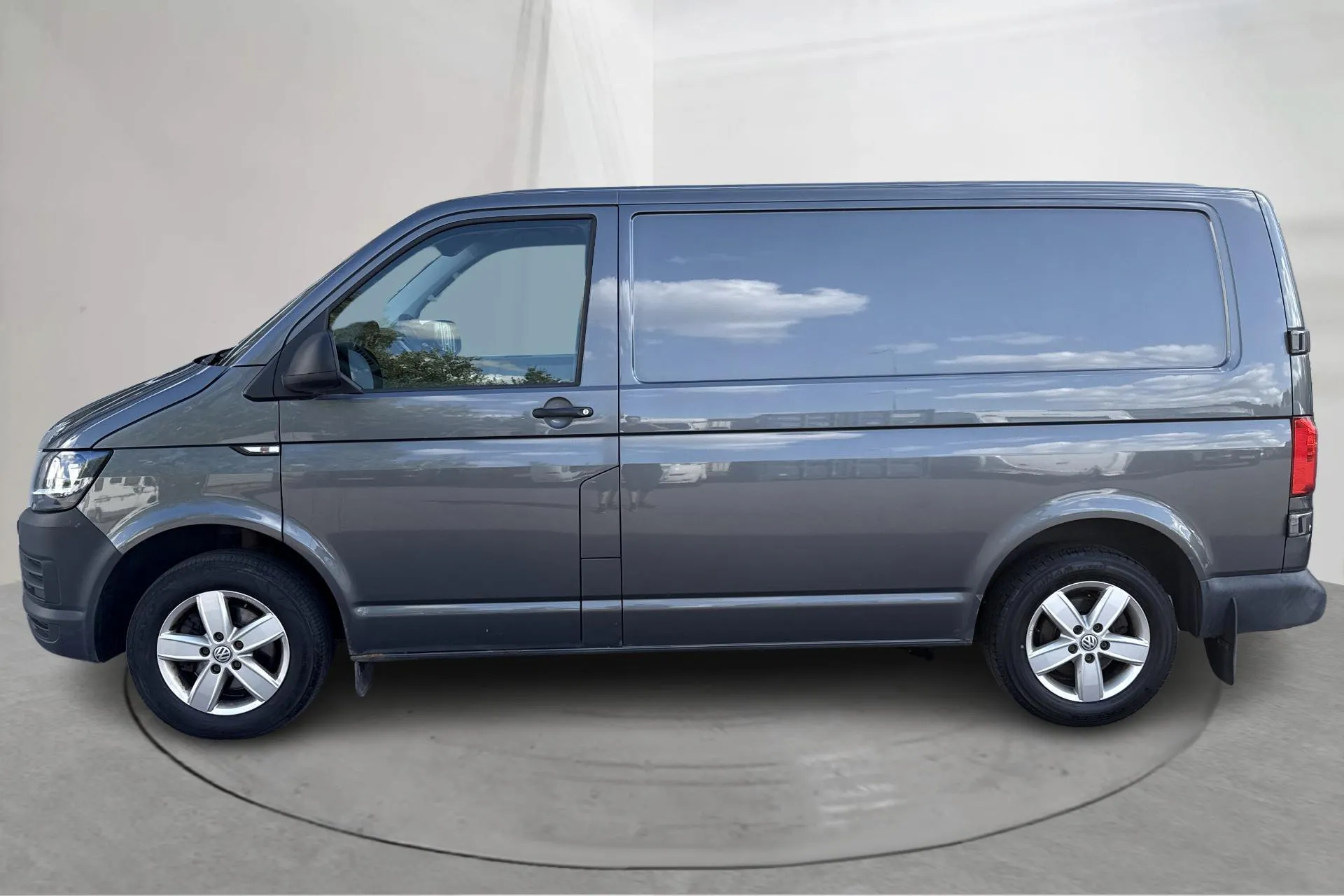 Presentationsfoto 2 av 12: VW Transporter T6 2.0 TDI BMT Skåp (150hk) - 26 594 mil - Automat - grå - 2017