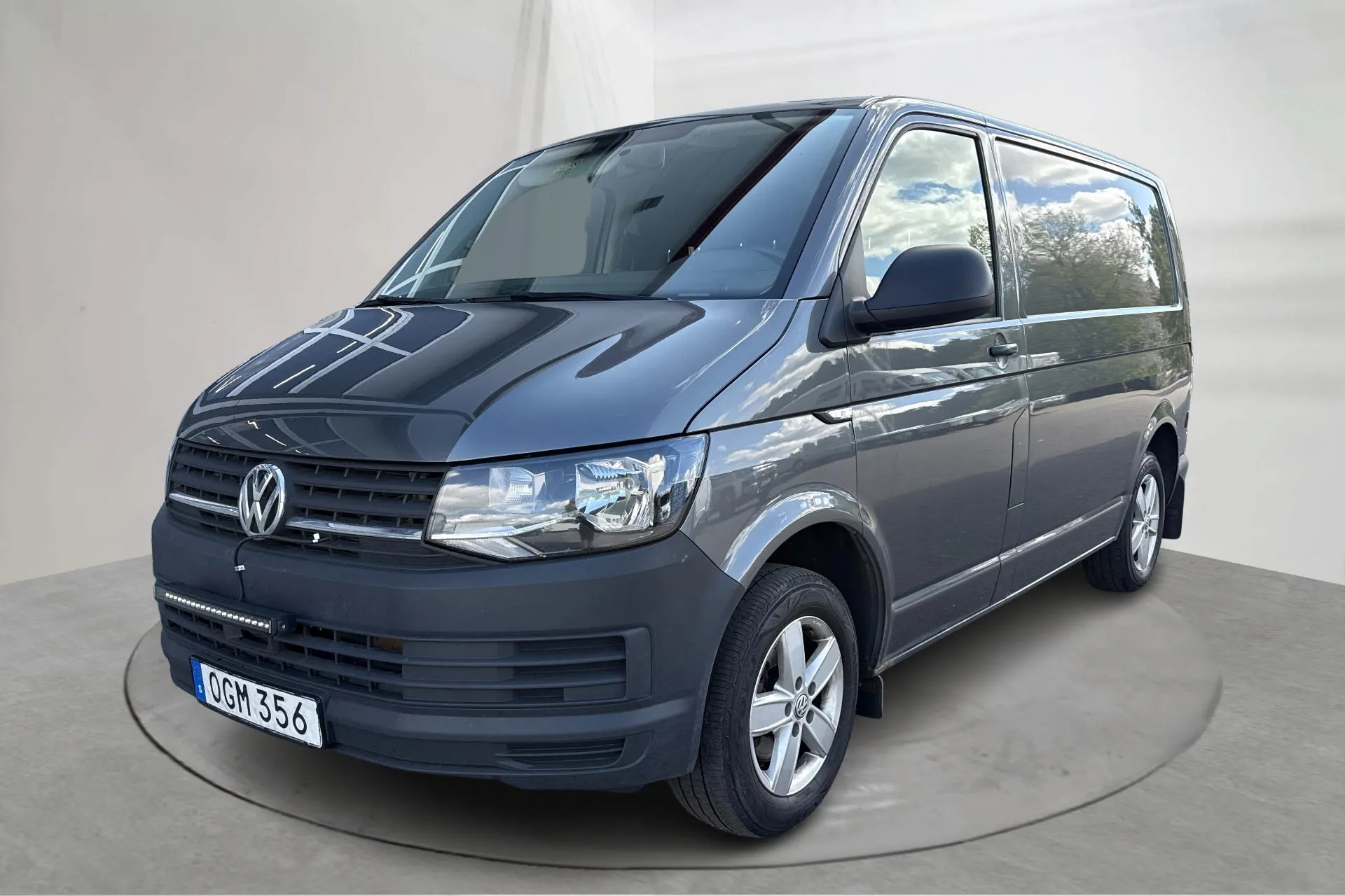 Presentationsfoto 1 av 12: VW Transporter T6 2.0 TDI BMT Skåp (150hk) - 26 594 mil - Automat - grå - 2017