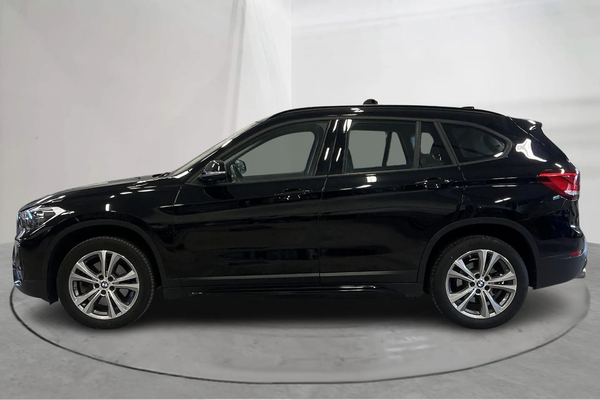 Presentationsfoto 2 av 14: BMW X1 sDrive20i LCI, F48 (192hk) - 6 028 mil - Automat - svart - 2020