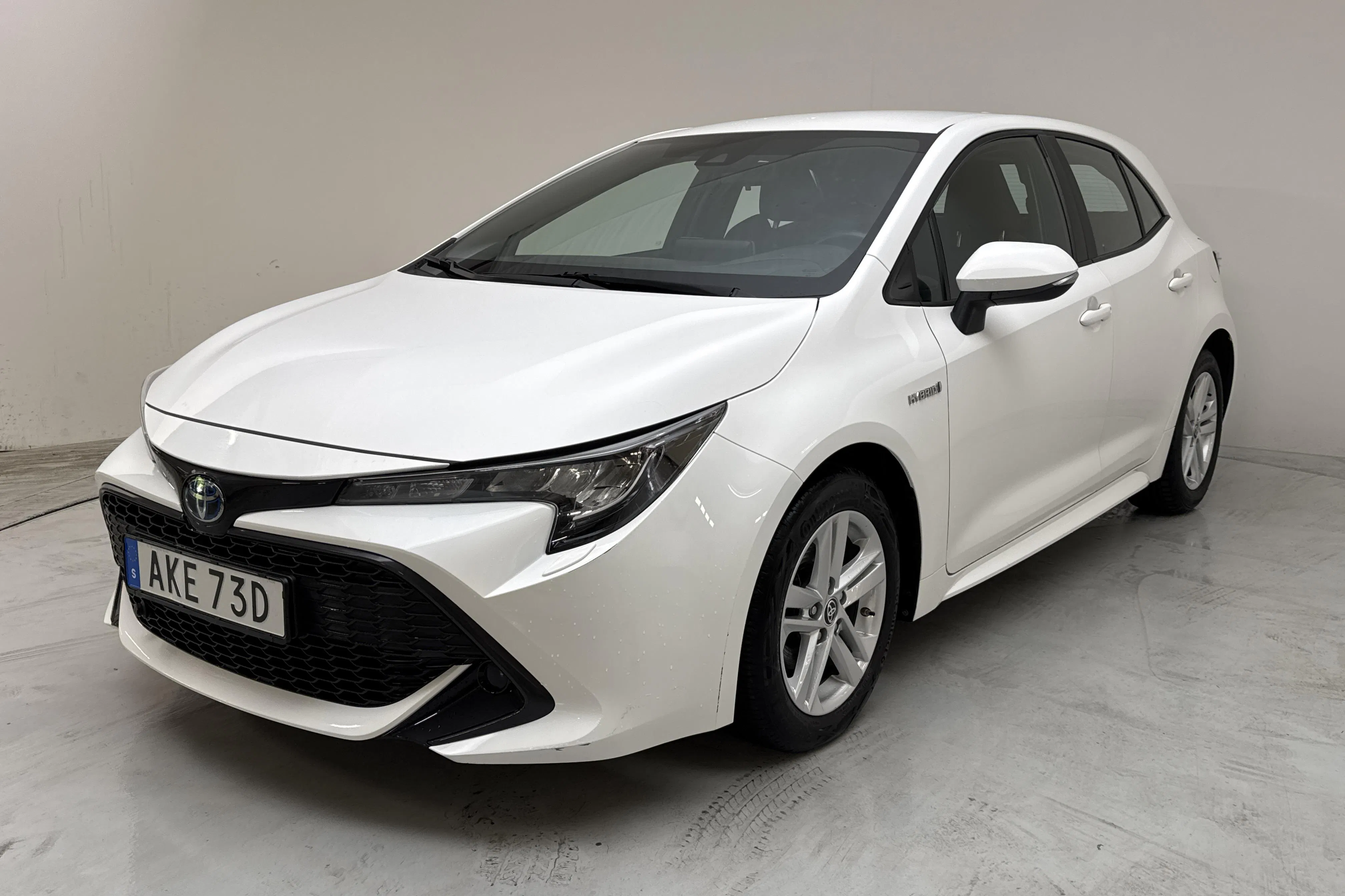 Presentationsfoto 1 av 13: Toyota Corolla 1.8 Hybrid 5dr (122hk) - 3 660 mil - Automat - vit - 2021