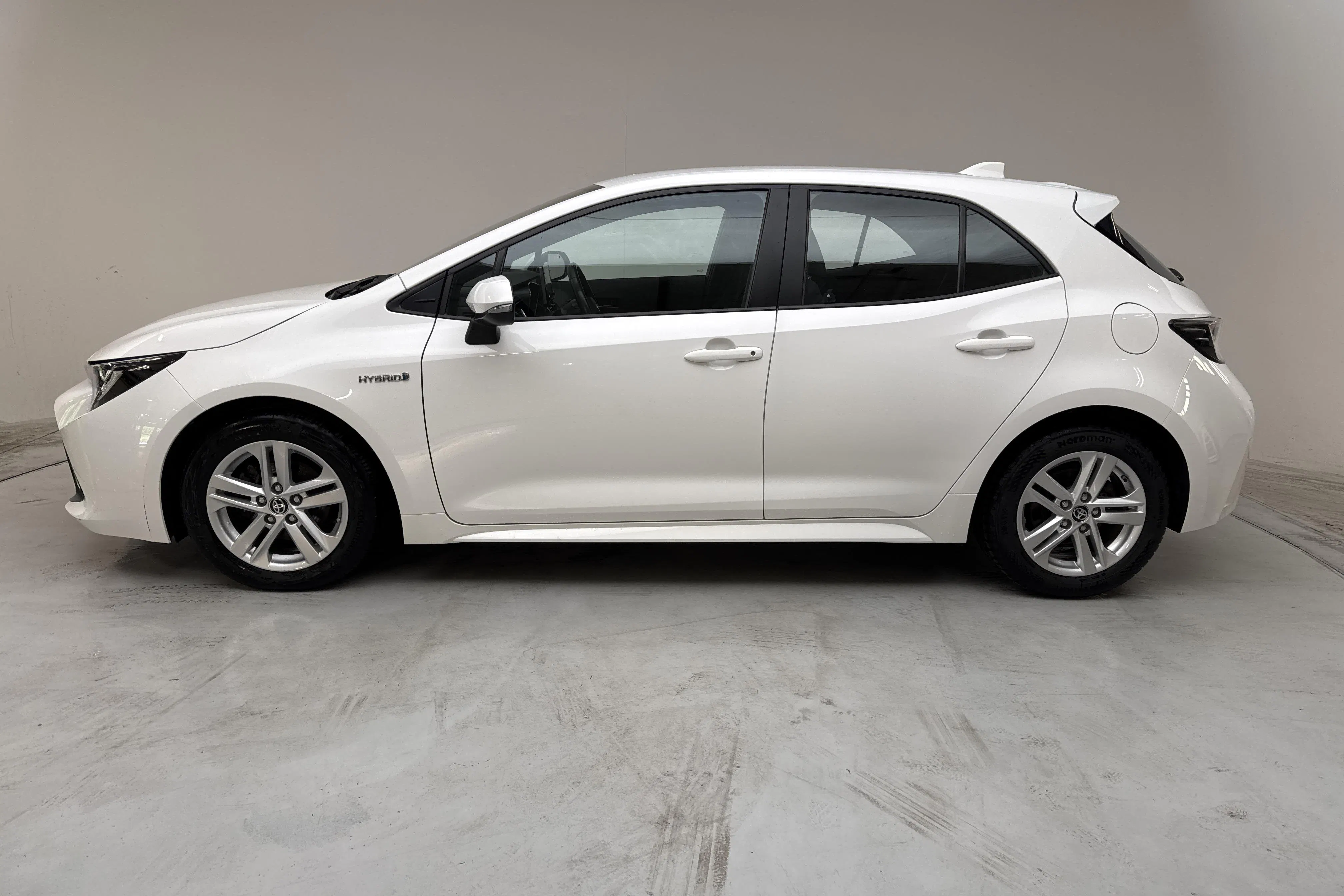 Presentationsfoto 2 av 13: Toyota Corolla 1.8 Hybrid 5dr (122hk) - 3 660 mil - Automat - vit - 2021