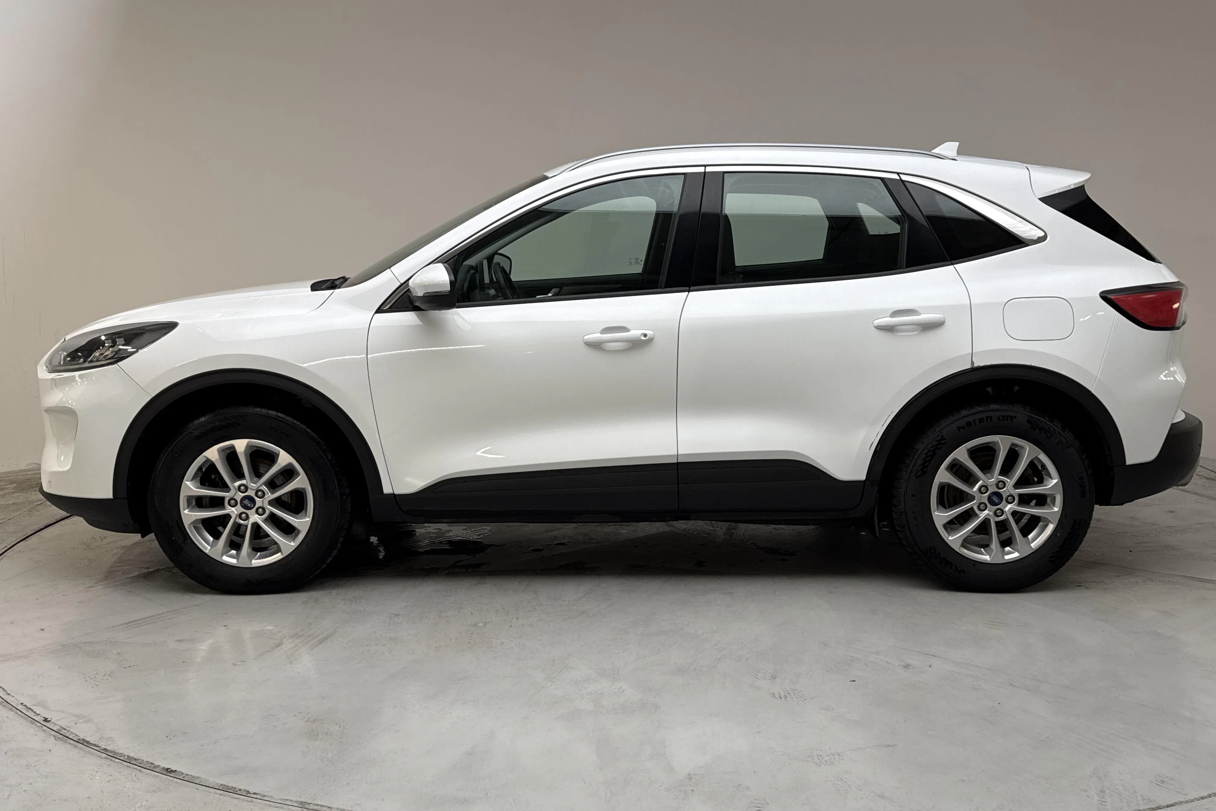 Presentationsfoto 2 av 13: Ford Kuga 2.5 Elhybrid AWD (190hk) - 16 191 mil - Automat - vit - 2022