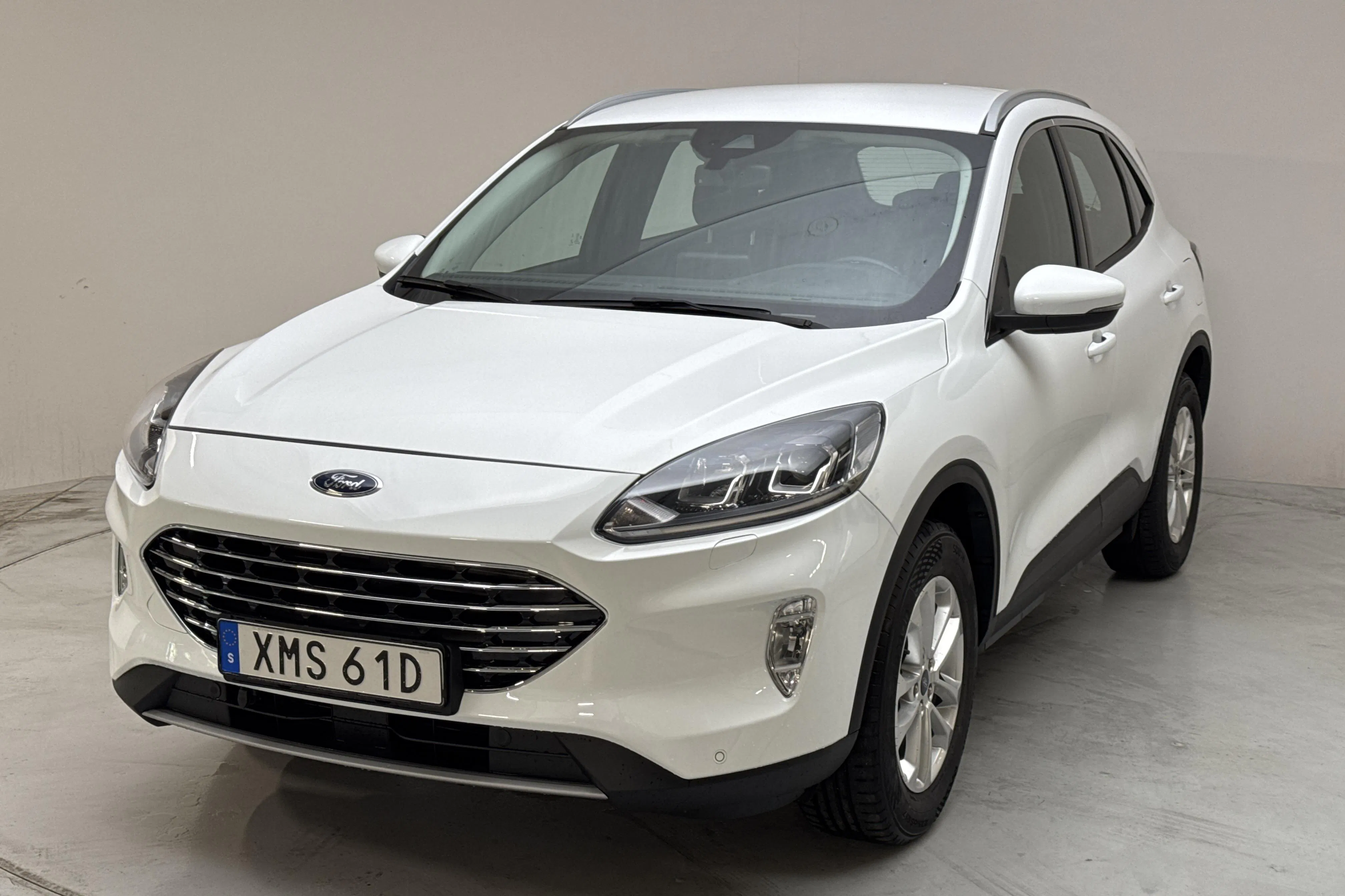 Presentationsfoto 1 av 13: Ford Kuga 2.5 Elhybrid AWD (190hk) - 16 191 mil - Automat - vit - 2022