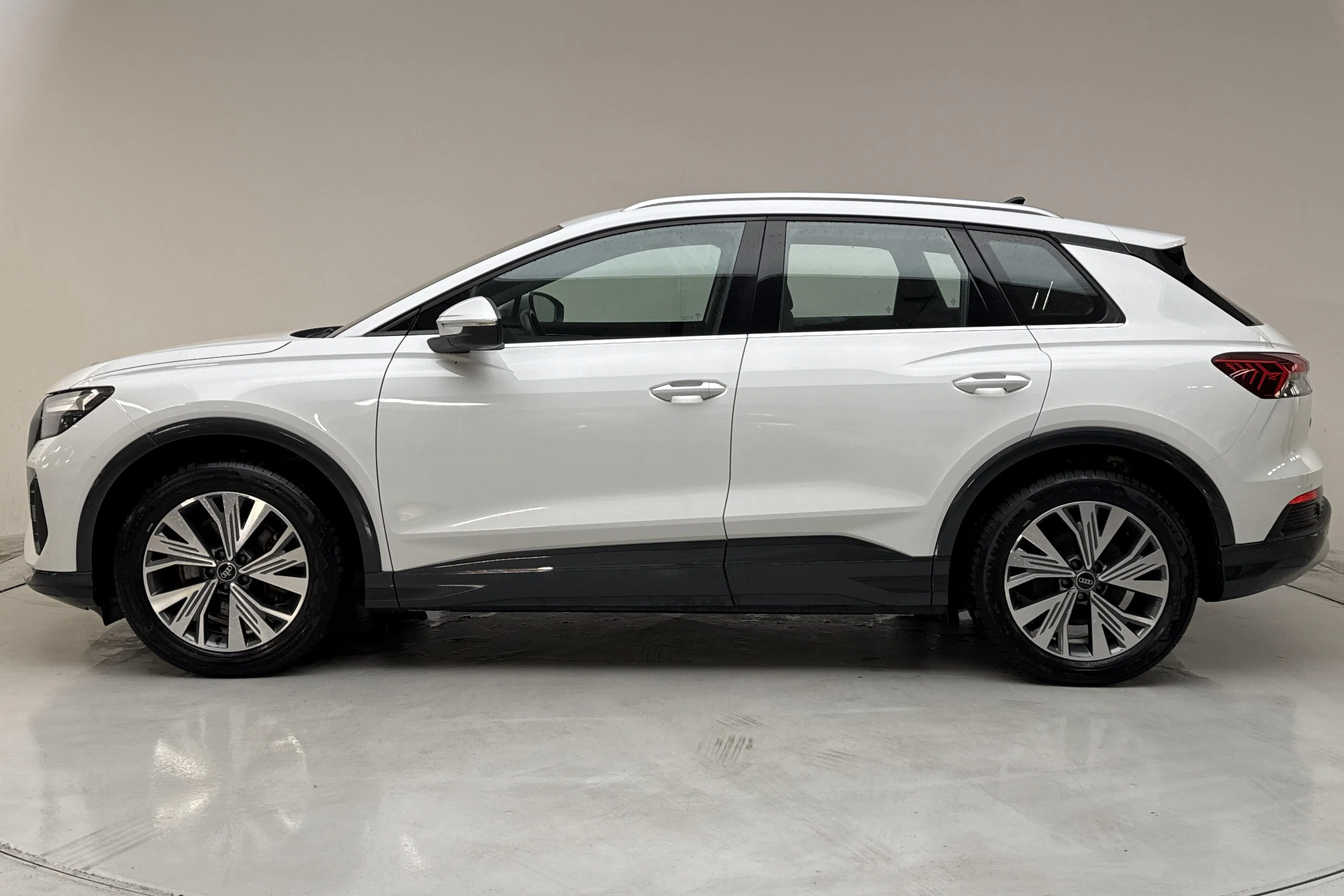 Presentation photo 2 of 14: Audi Q4 40 e-tron 77kWh (204hk) - 113 910 km - Automatic - white - 2023