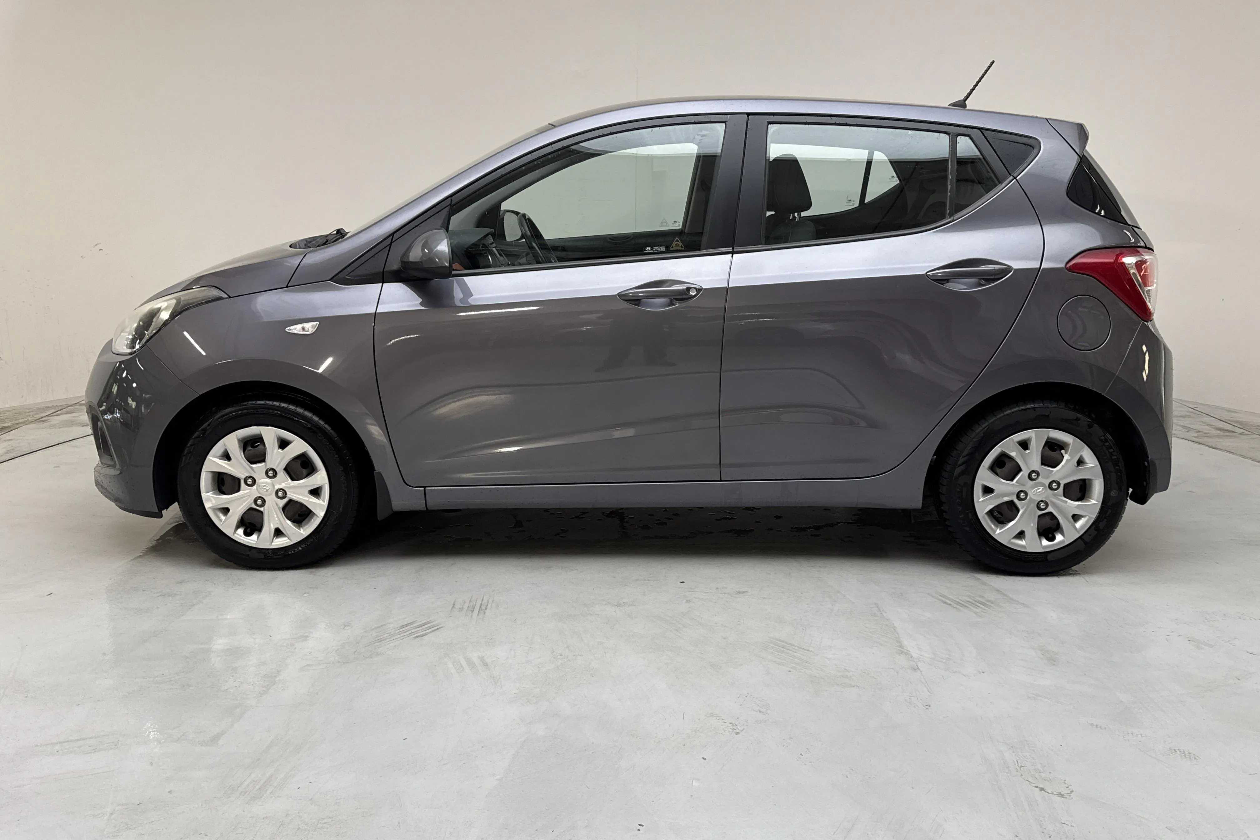 Presentationsfoto 2 av 12: Hyundai i10 1.0 (66hk) - 11 062 mil - Manuell - Mörkgrå - 2015