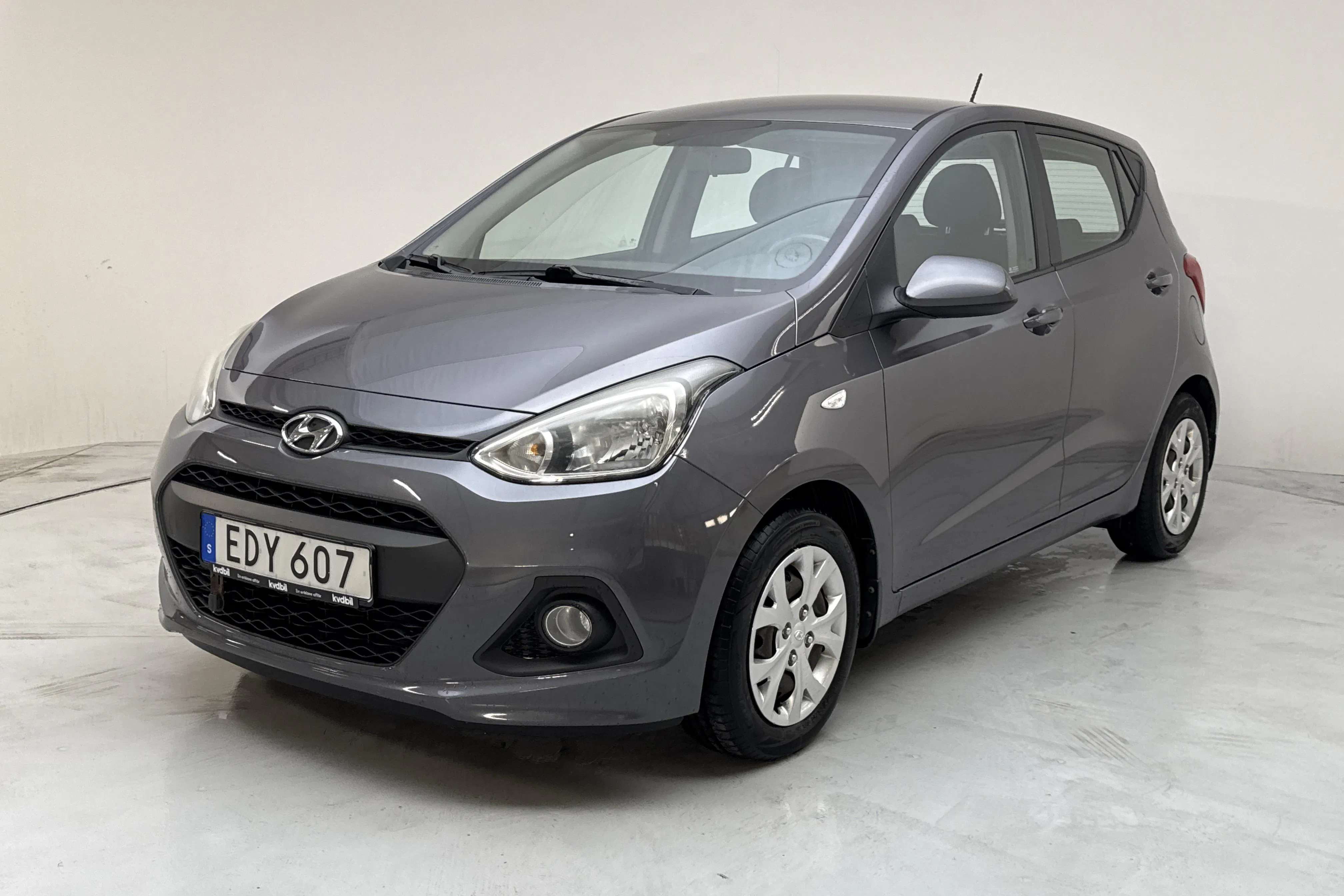 Presentationsfoto 1 av 12: Hyundai i10 1.0 (66hk) - 11 062 mil - Manuell - Mörkgrå - 2015
