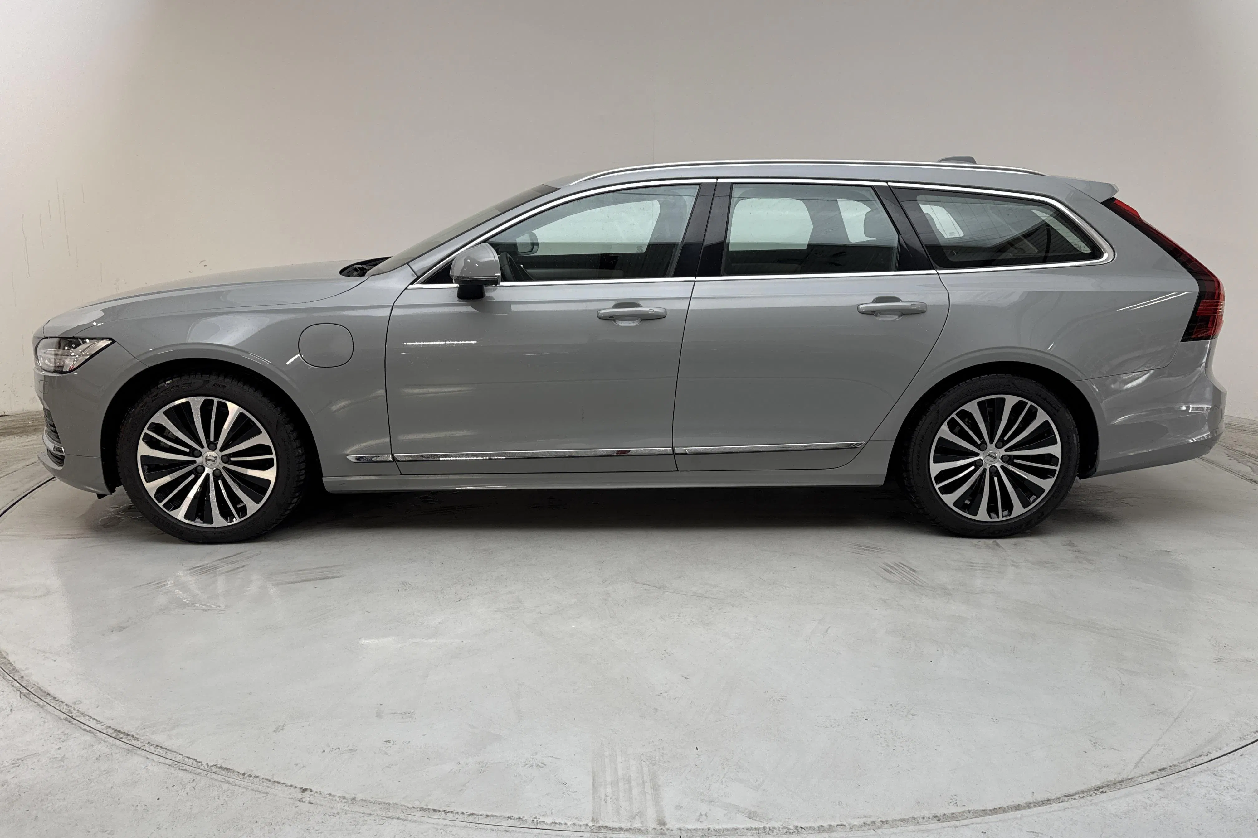 Presentationsfoto 2 av 18: Volvo V90 T6 AWD Recharge (350hk) - 4 102 mil - Automat - grå - 2025