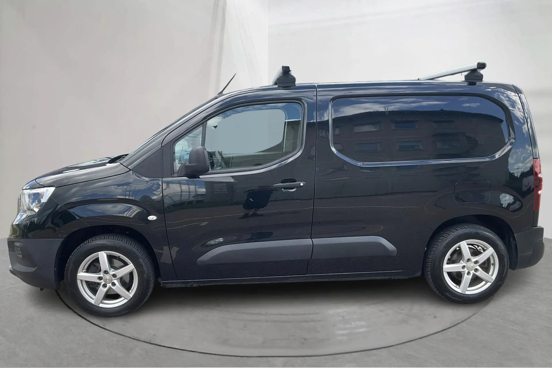 Presentation photo 2 of 17: Opel Combo 1.5 CDTI Skåp (102hk) - 47 660 km - Manual - black - 2022