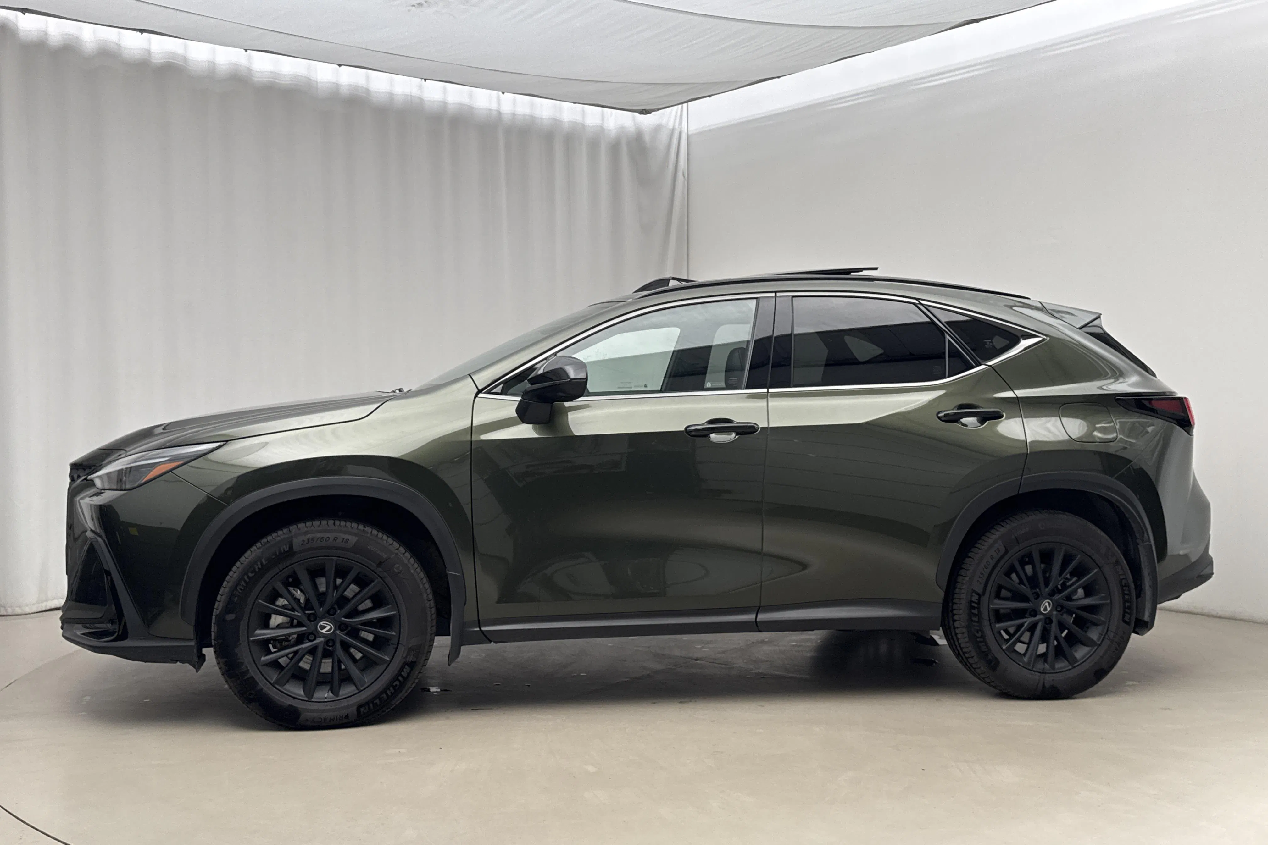 Presentation photo 2 of 23: Lexus NX 450h+ AWD (309hk) - 9 380 km - Automatic - green - 2025