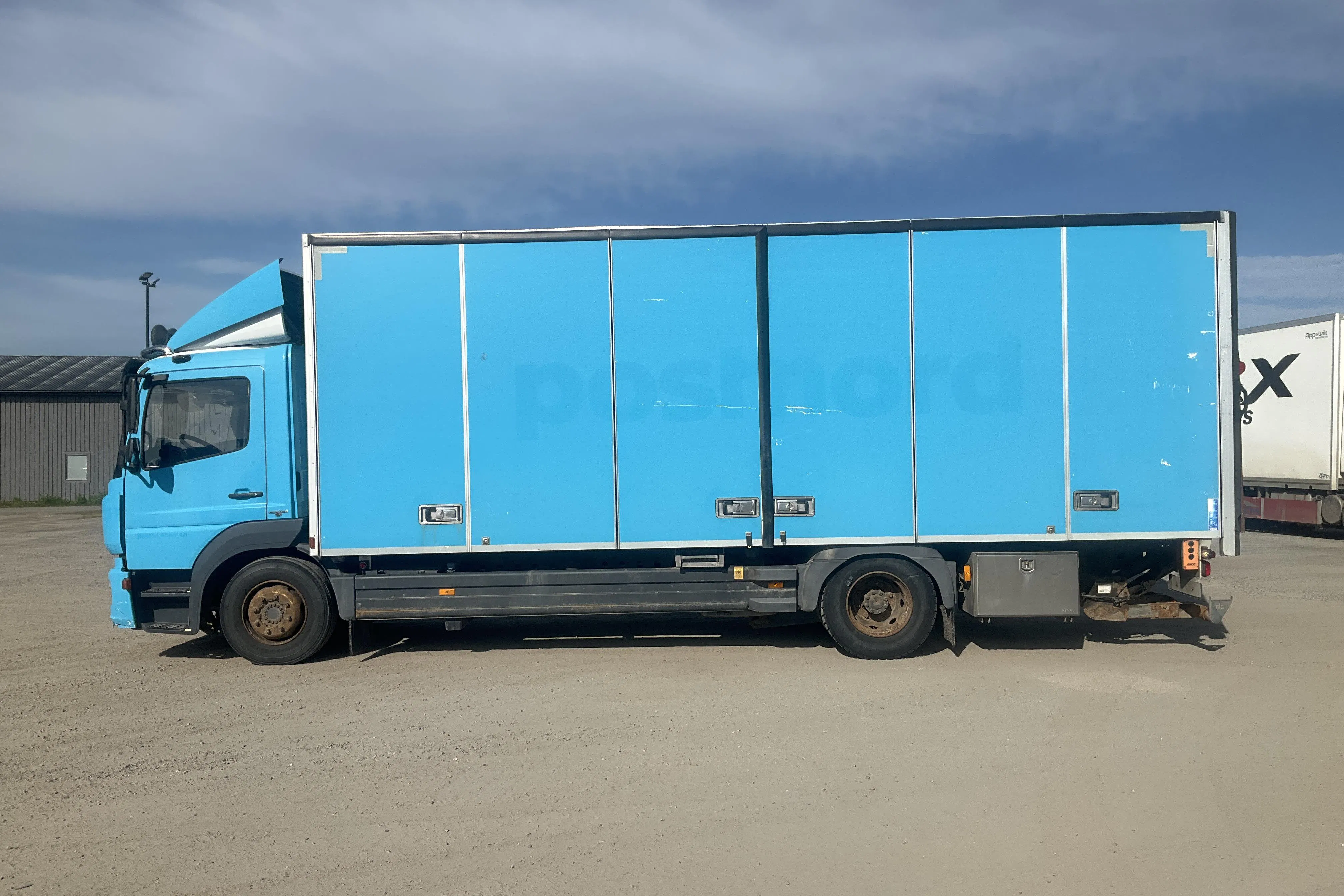 Presentation photo 2 of 49: MERCEDES ATEGO - 328 505 km - Automatic - blue - 2016