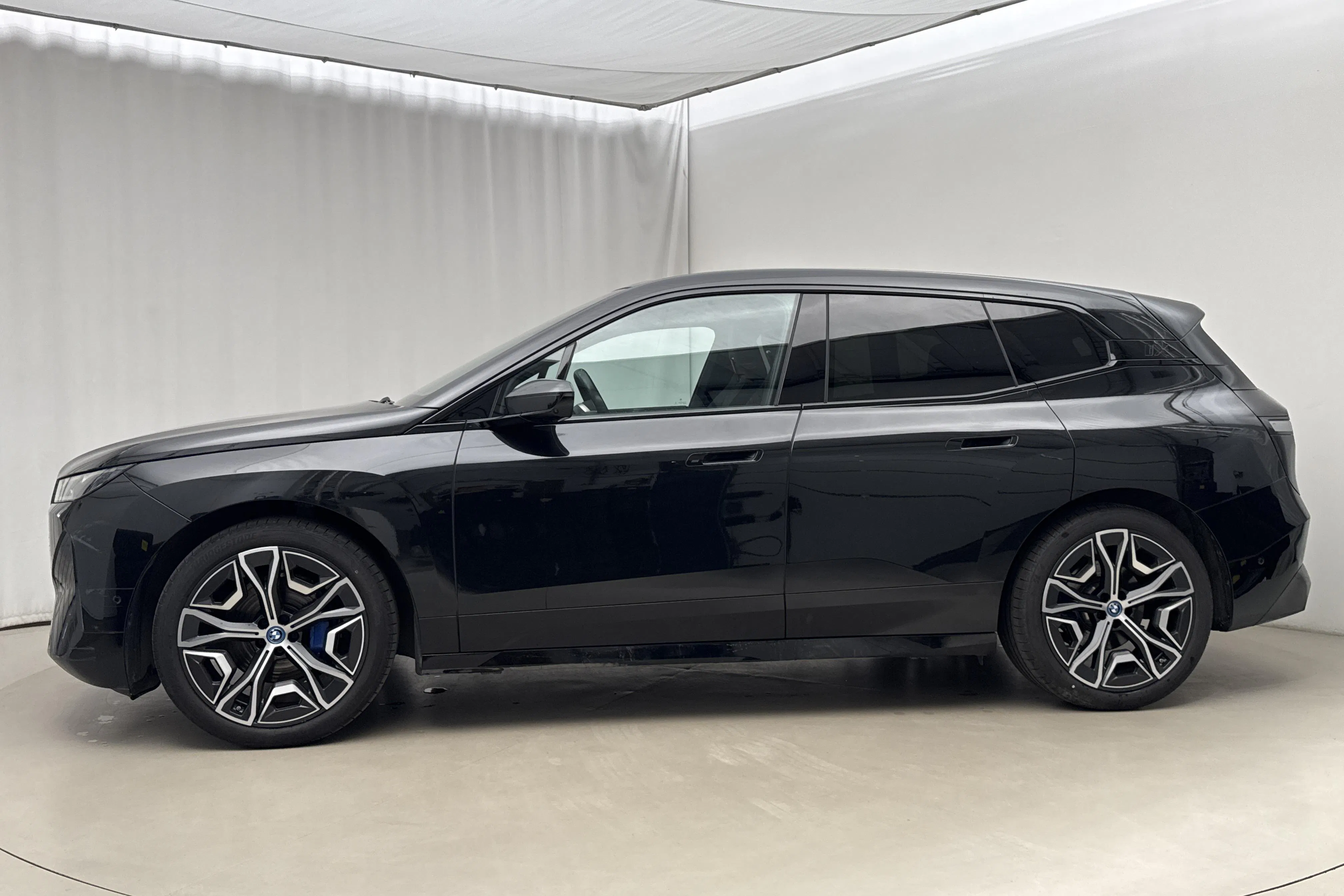 Presentation photo 2 of 27: BMW iX xDrive40, I20 (310hk) - 35 270 km - Automatic - black - 2023
