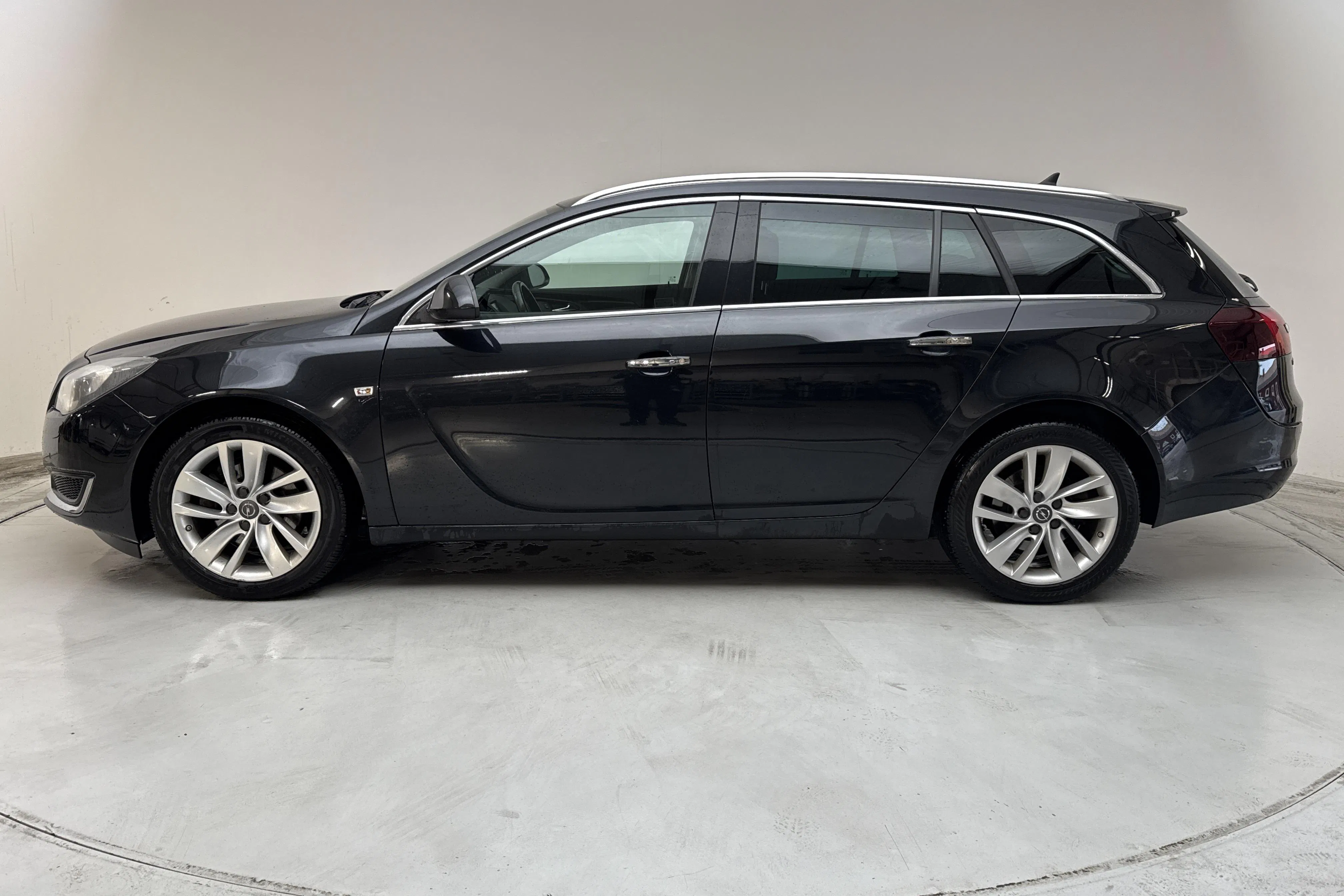 Presentationsfoto 2 av 13: Opel Insignia 2.0 CDTI ECOTEC 4x4 Sports Tourer (163hk) - 12 780 mil - Automat - svart - 2014