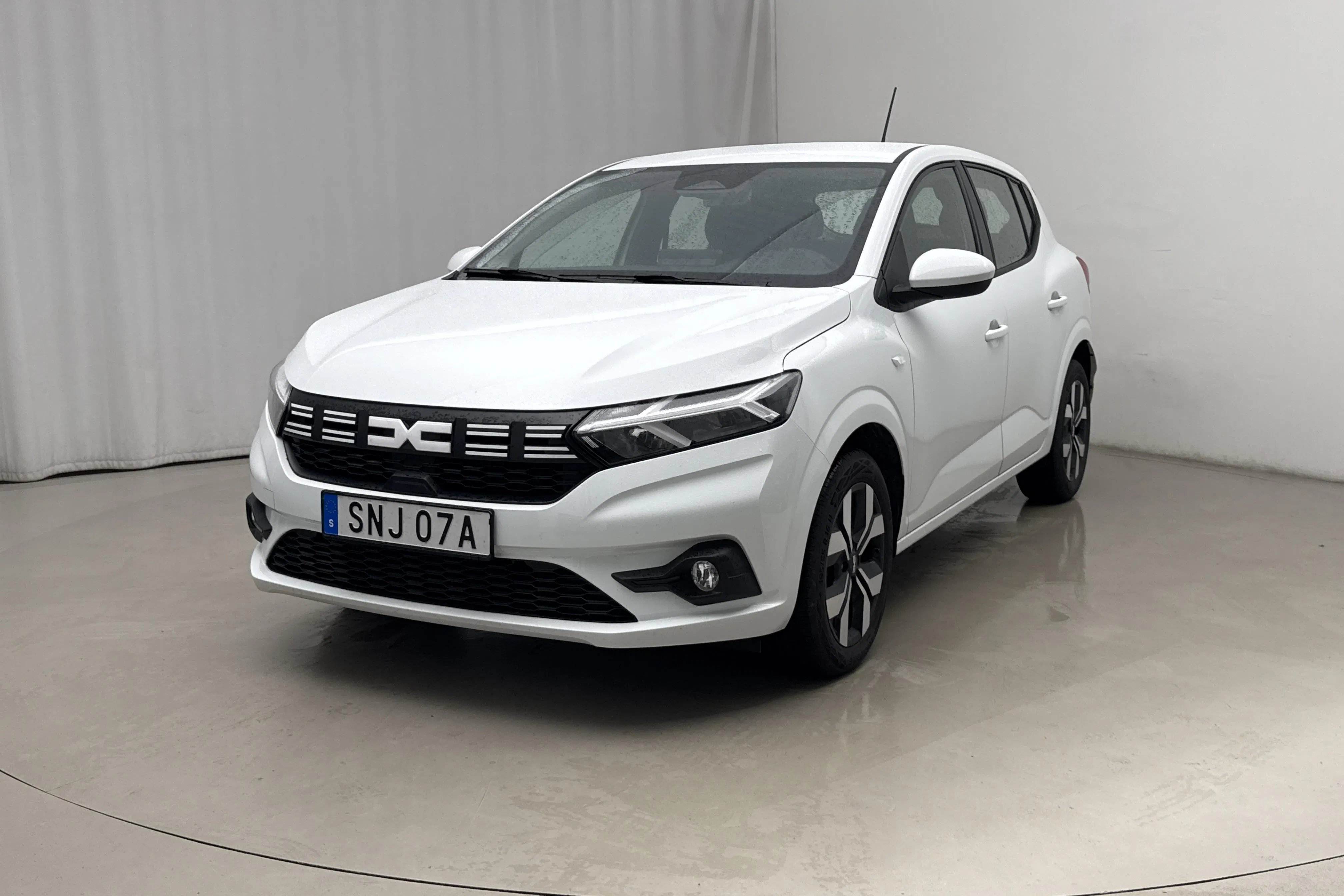 Presentation photo 1 of 16: Dacia Sandero 1.0 TCe (90hk) - 24 270 km - Automatic - white - 2025