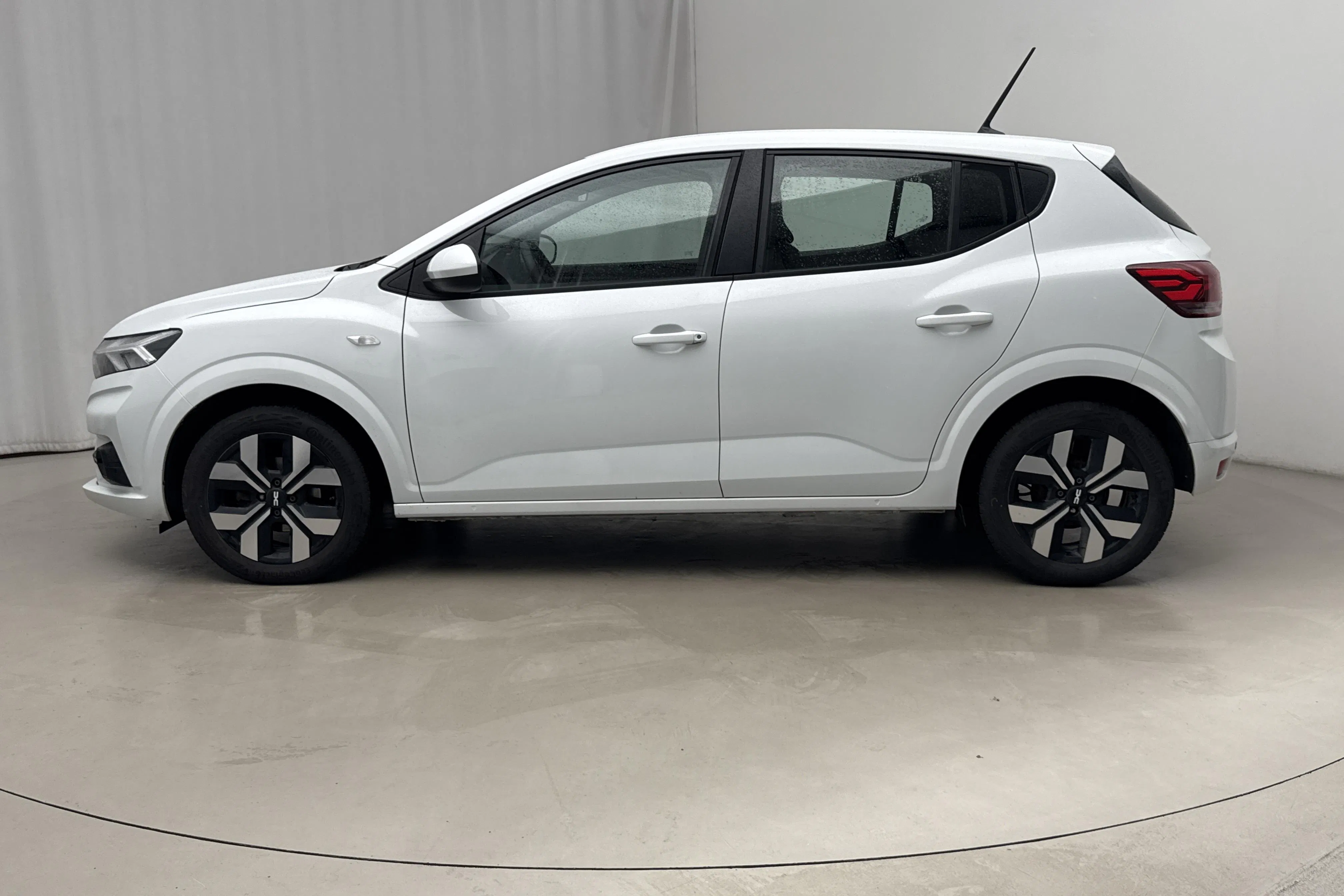 Presentation photo 2 of 16: Dacia Sandero 1.0 TCe (90hk) - 24 270 km - Automatic - white - 2025