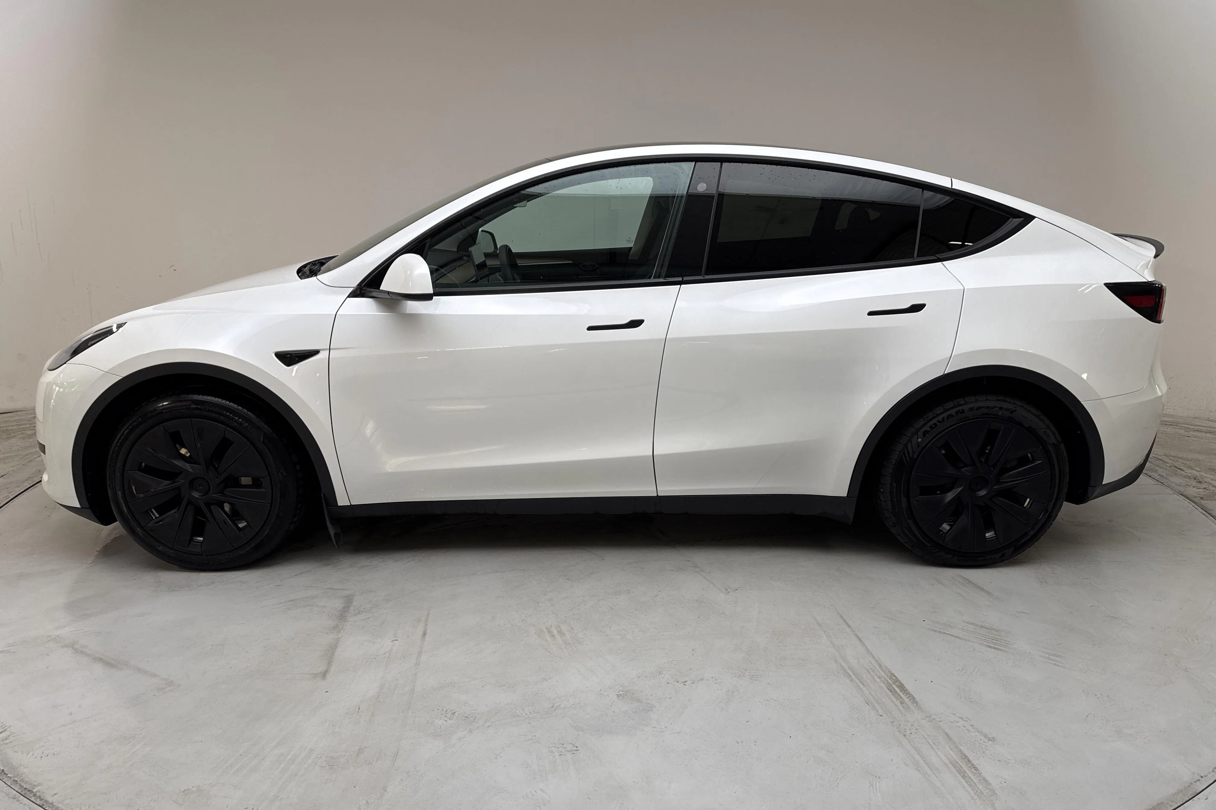 Presentationsfoto 2 av 18: Tesla Model Y RWD - 12 181 mil - Automat - vit - 2023