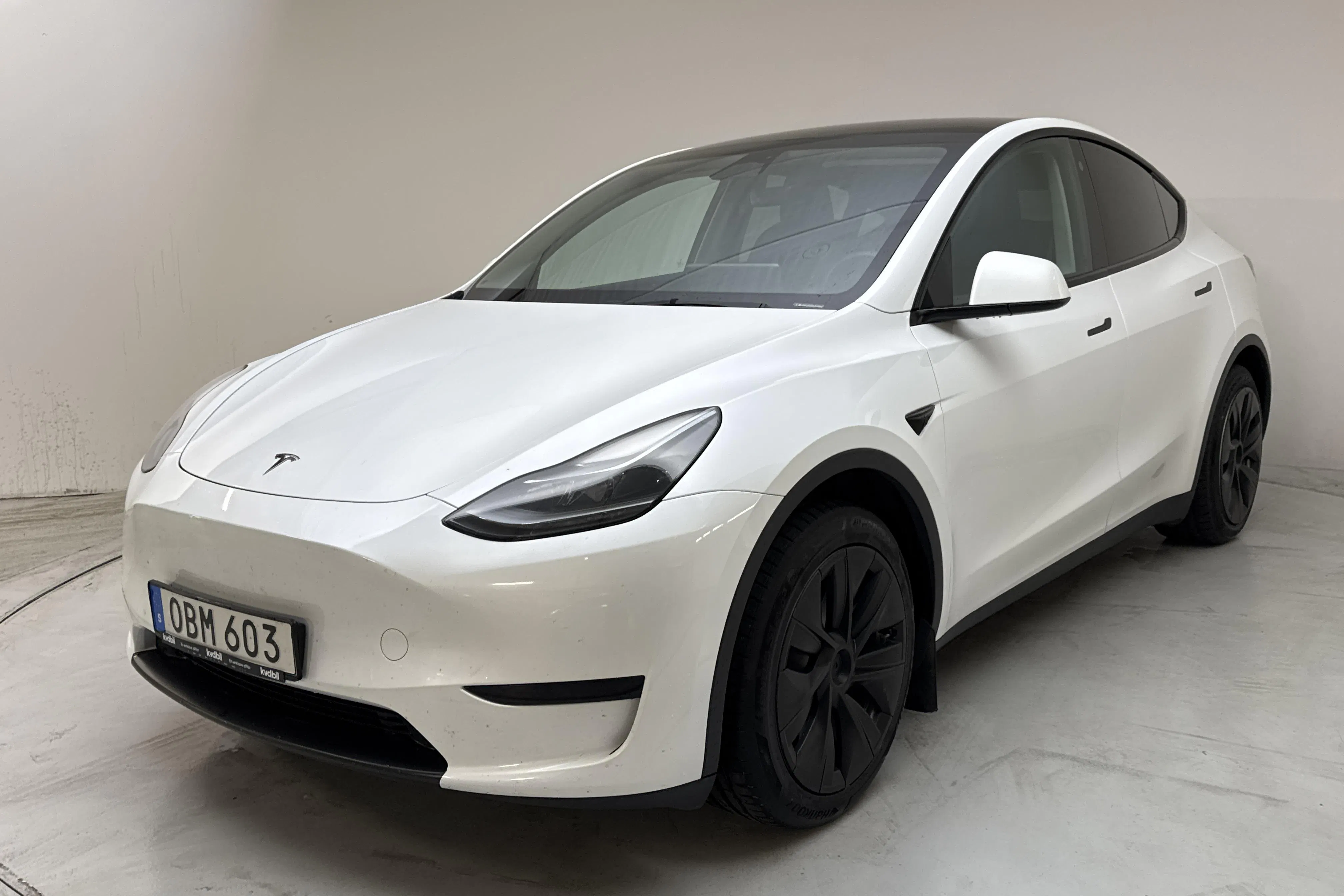 Presentationsfoto 1 av 18: Tesla Model Y RWD - 12 181 mil - Automat - vit - 2023