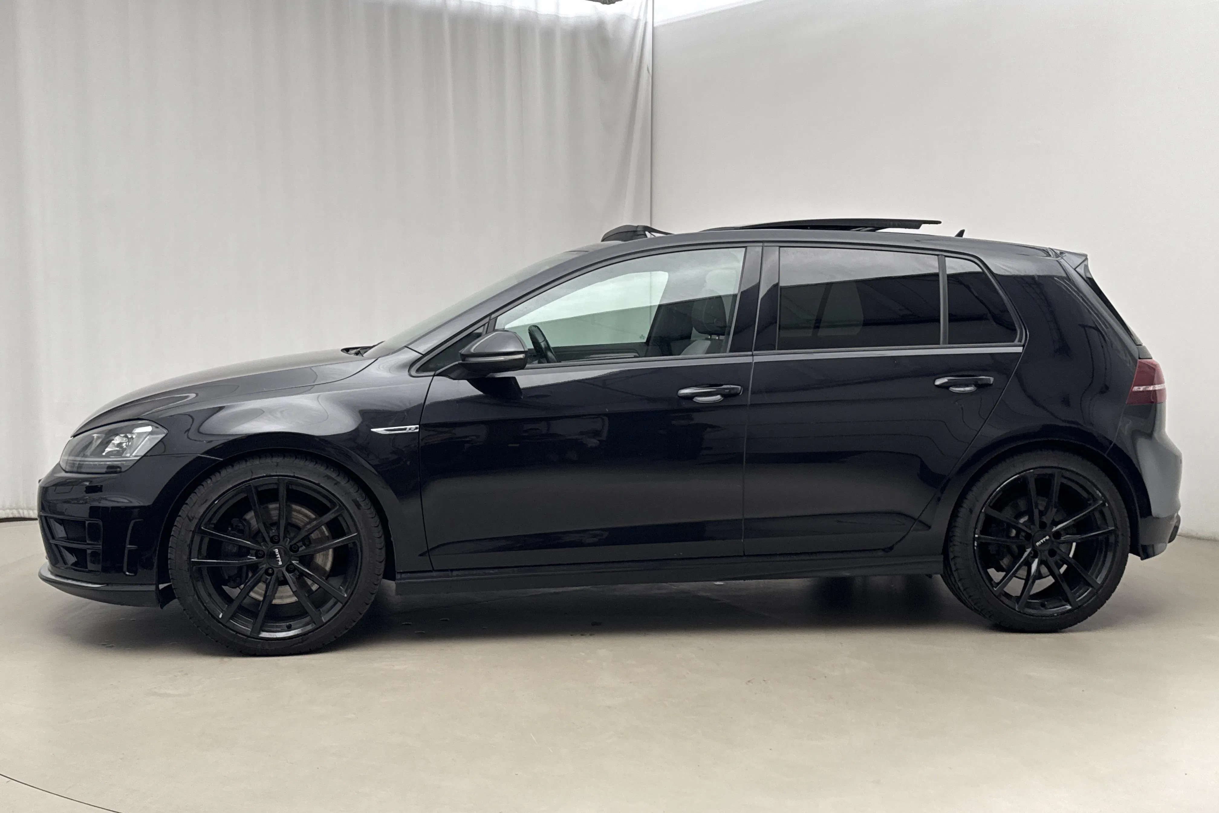 Presentation photo 2 of 19: VW Golf VII 2.0 TSI R 5dr (300hk) - 145 230 km - Automatic - black - 2017