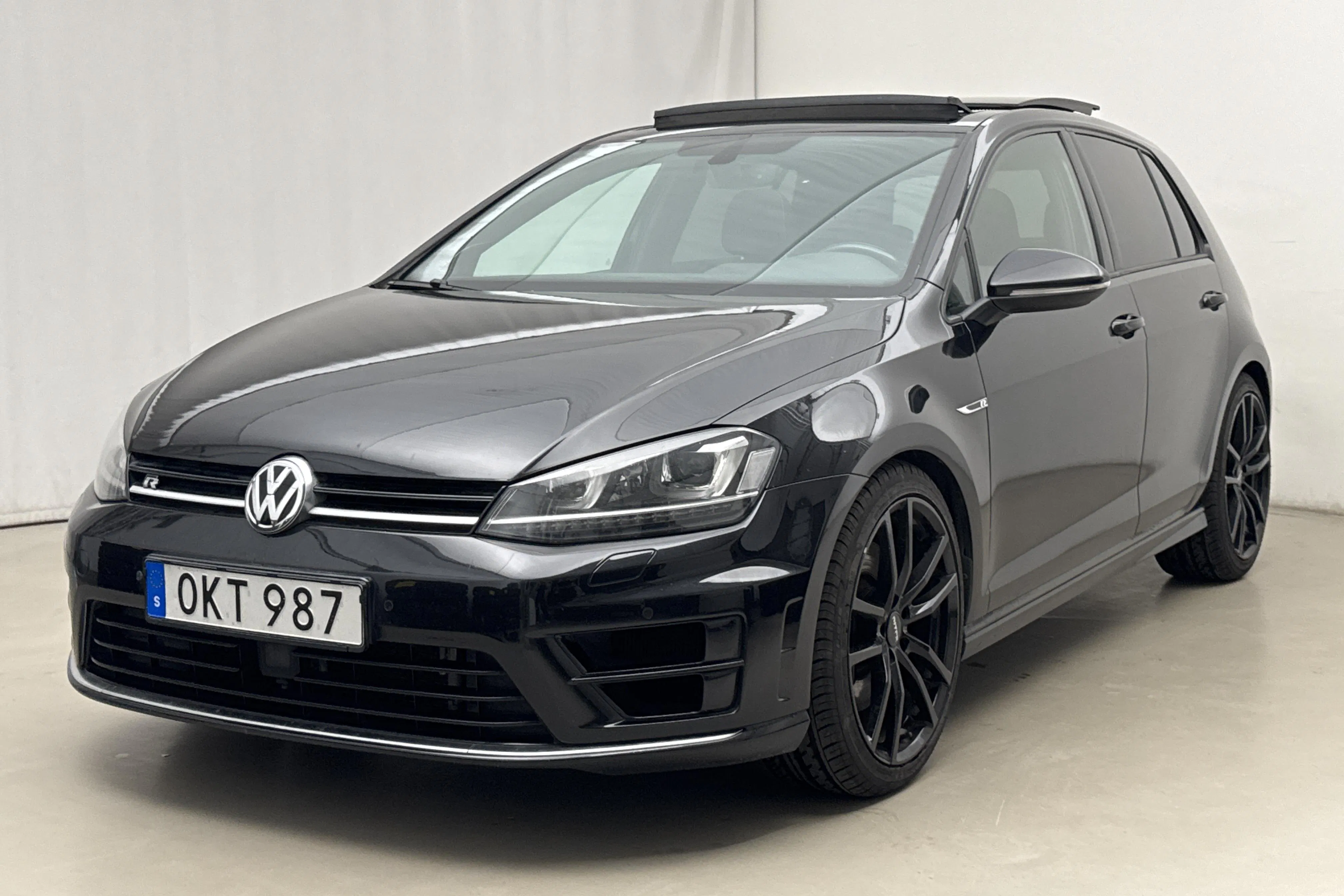 Presentation photo 1 of 19: VW Golf VII 2.0 TSI R 5dr (300hk) - 145 230 km - Automatic - black - 2017