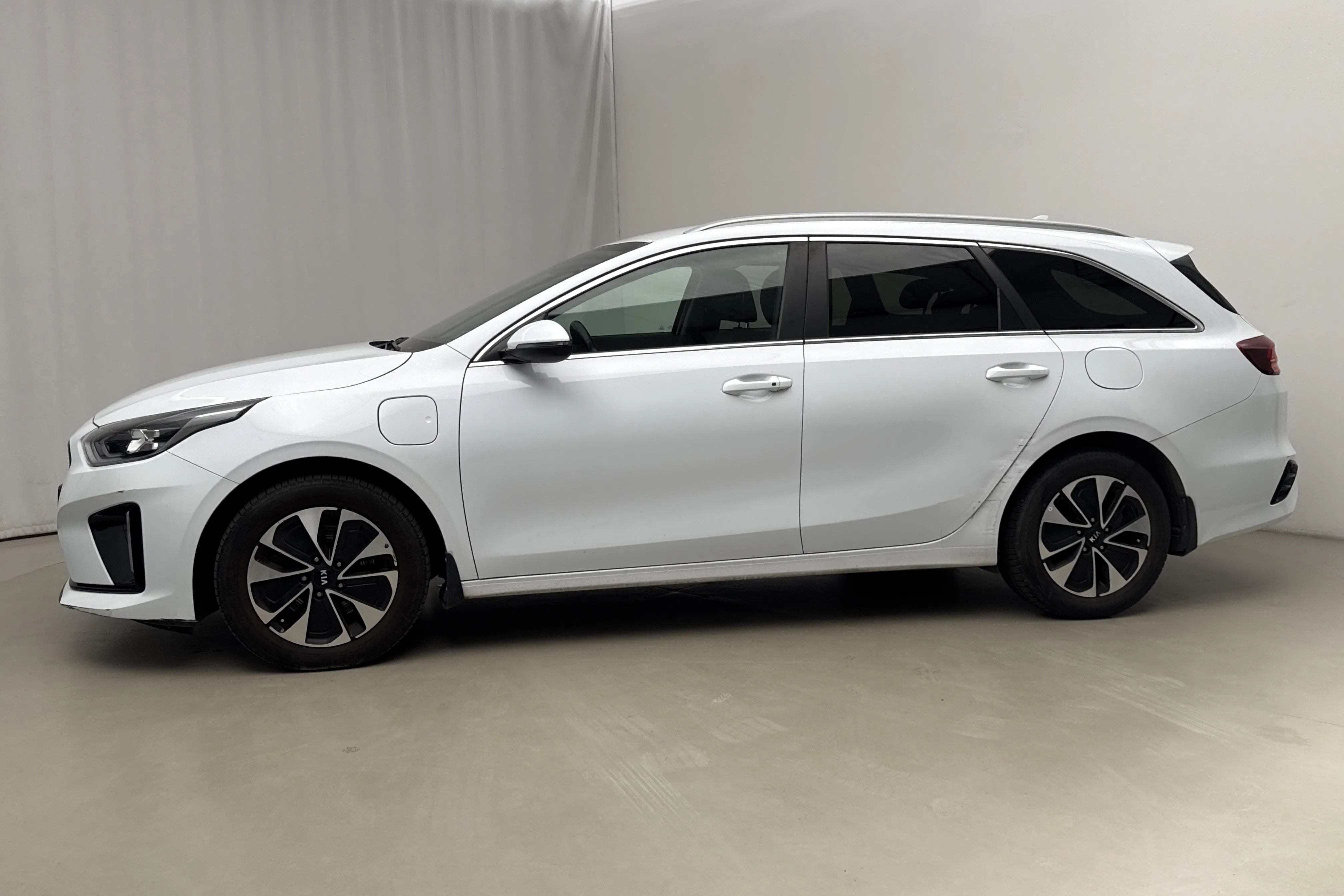 Presentation photo 2 of 18: KIA Ceed 1.6 Plug-in Hybrid SW (141hk) - 42 640 km - Automatic - white - 2021