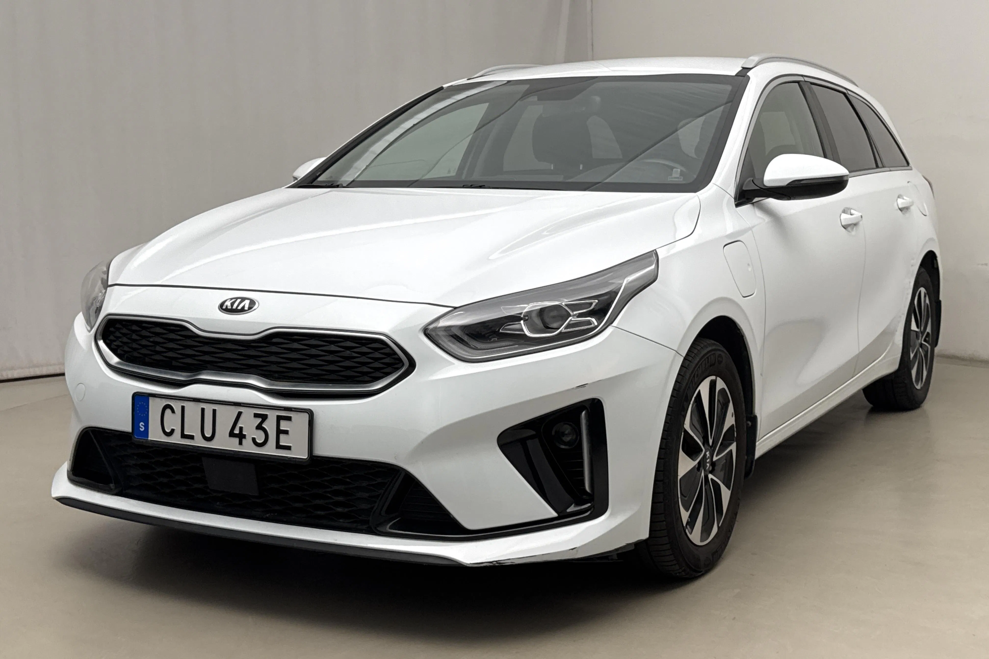 Presentation photo 1 of 18: KIA Ceed 1.6 Plug-in Hybrid SW (141hk) - 42 640 km - Automatic - white - 2021