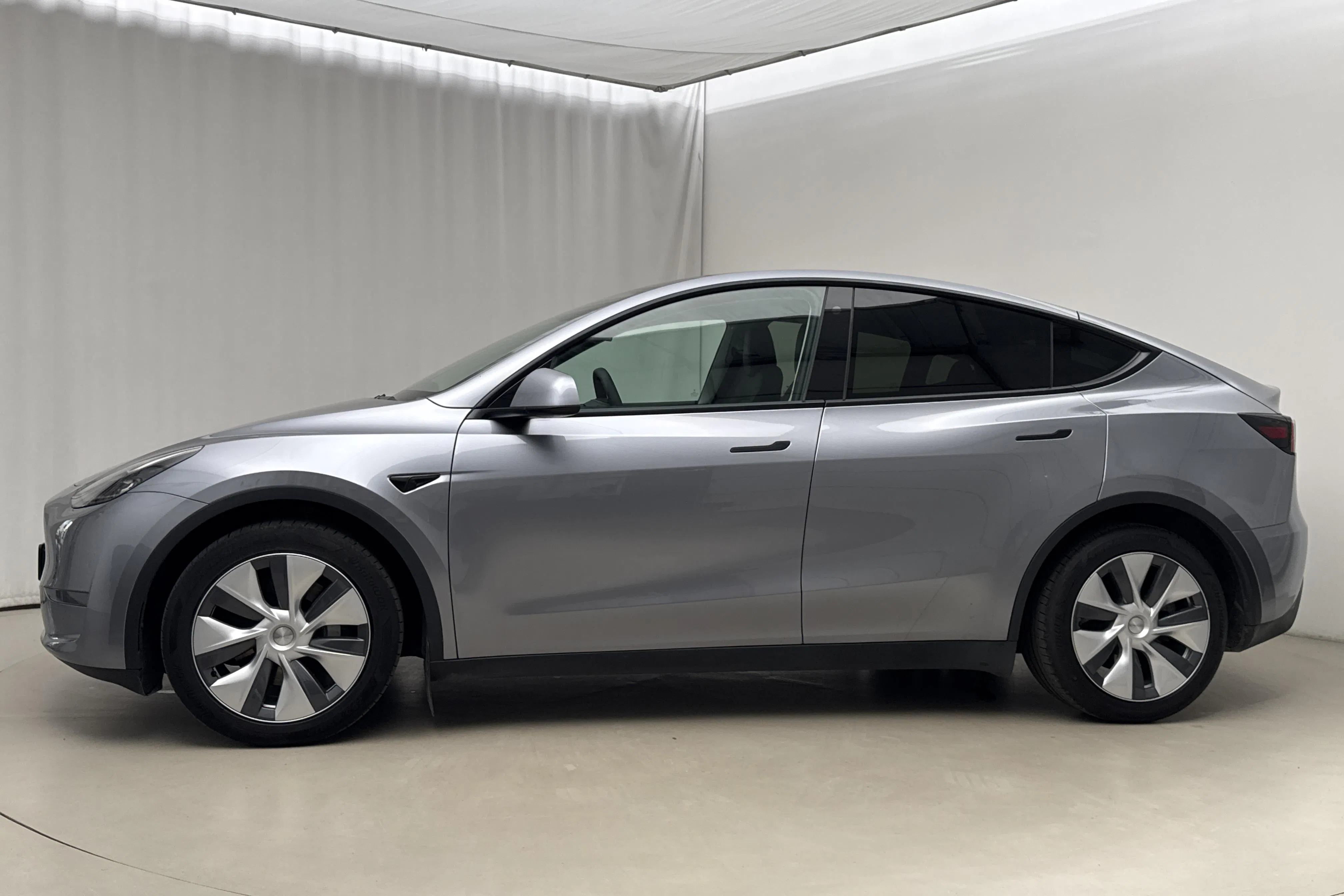 Presentationsfoto 2 av 25: Tesla Model Y Long Range Dual Motor AWD - 7 634 mil - Automat - grå - 2023