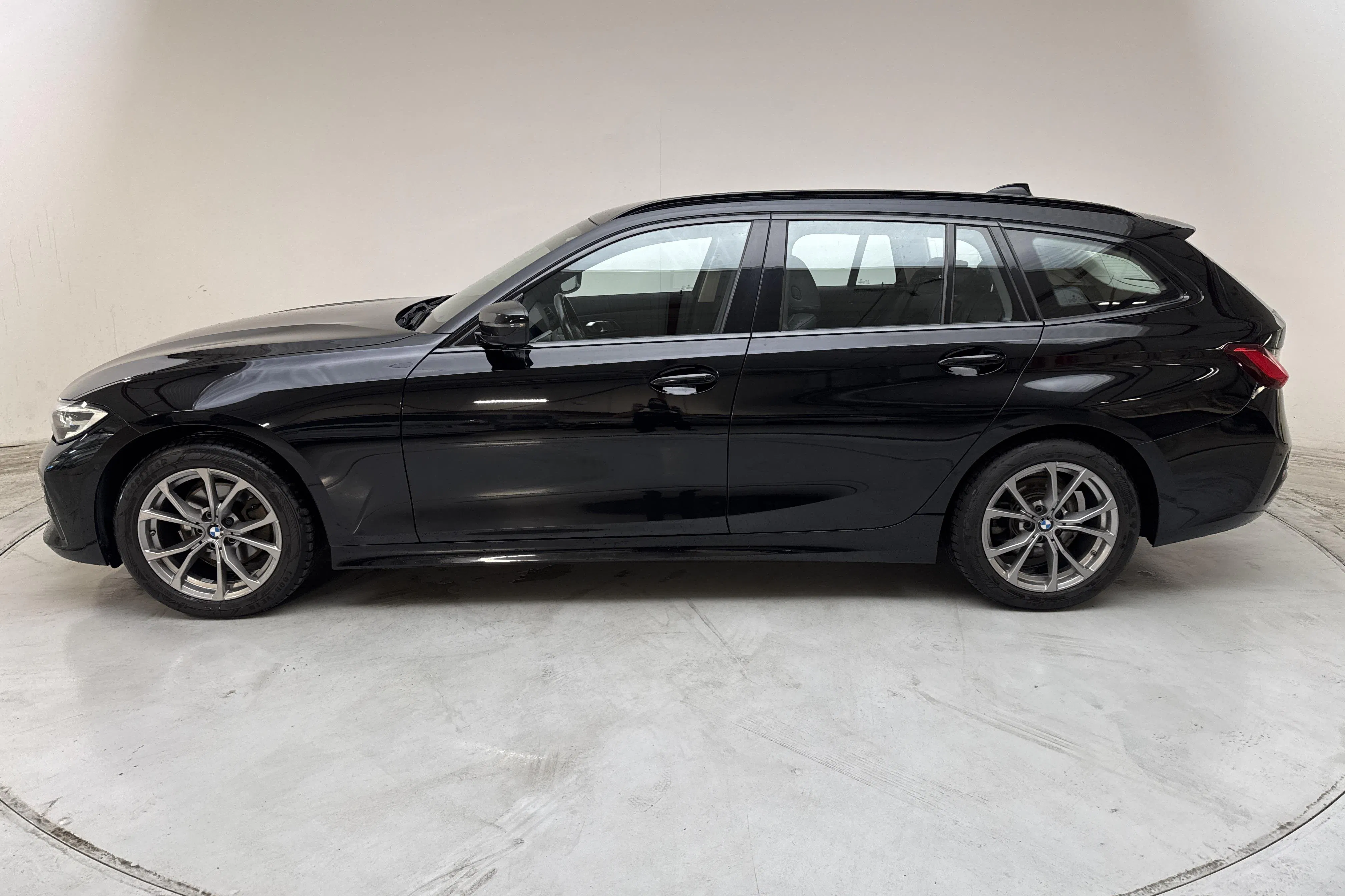 Presentationsfoto 2 av 15: BMW 320d xDrive Touring, G21 (190hk+11hk) - 19 982 mil - Automat - svart - 2021