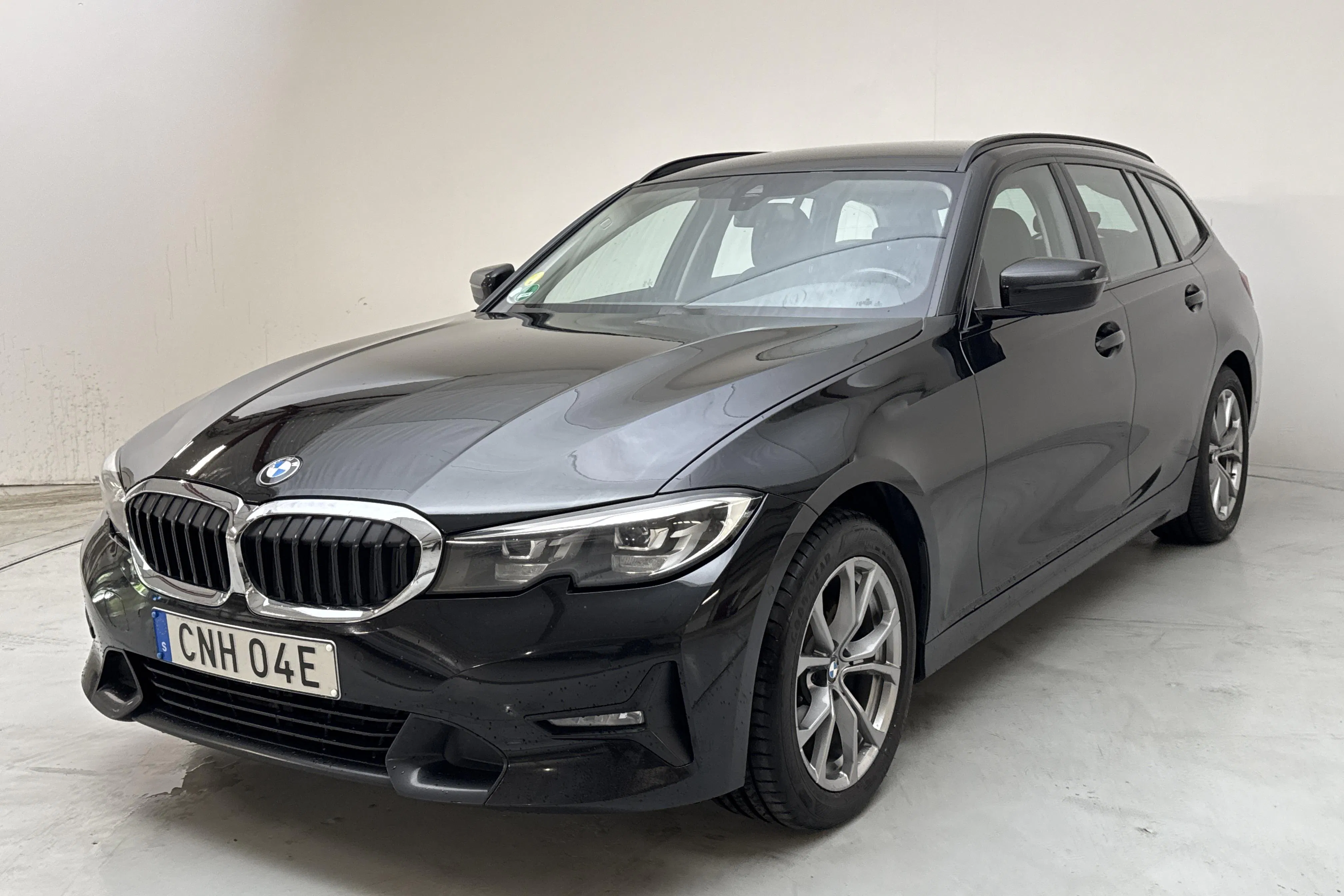 Presentationsfoto 1 av 15: BMW 320d xDrive Touring, G21 (190hk+11hk) - 19 982 mil - Automat - svart - 2021