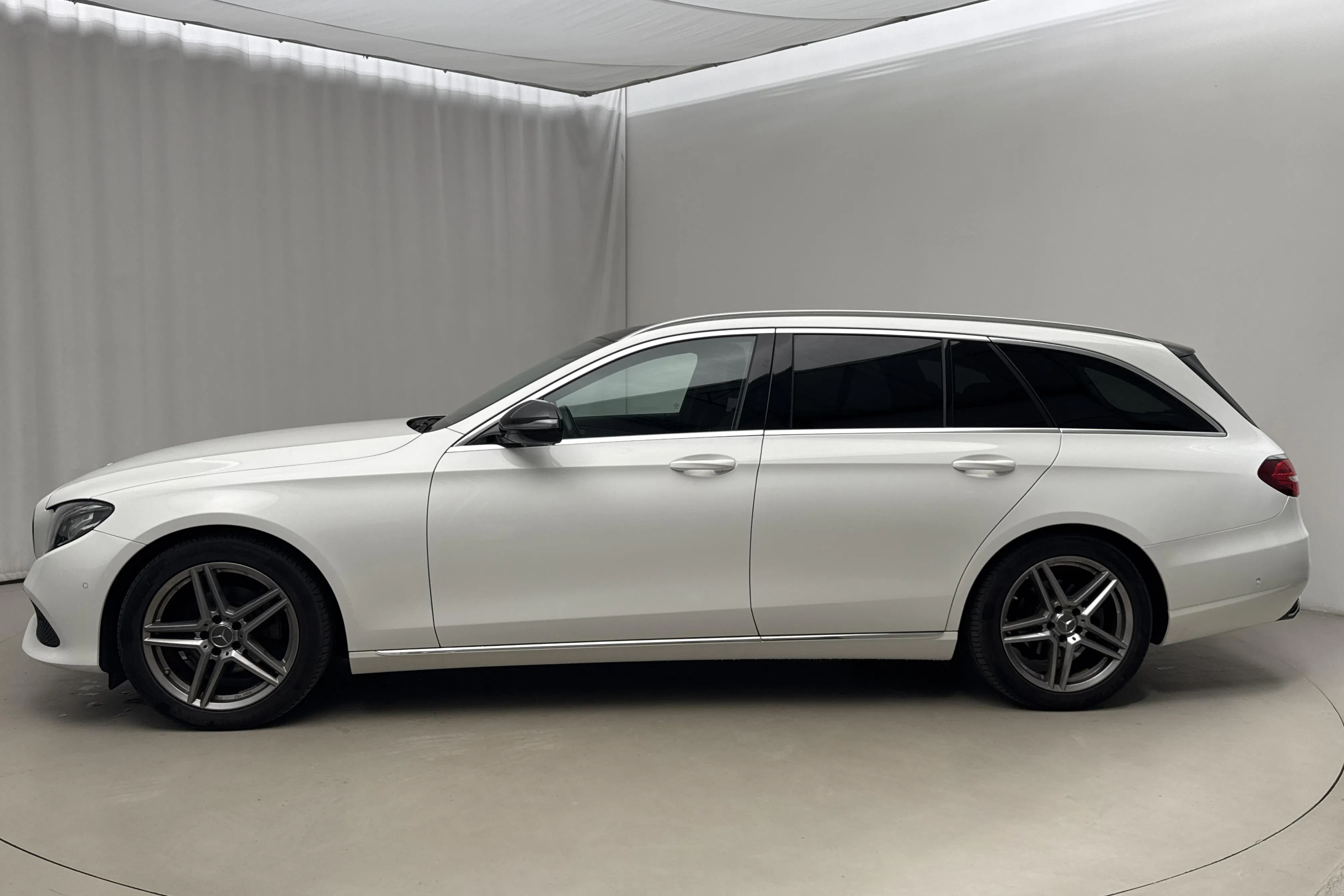 Presentation photo 2 of 23: Mercedes E 220 d Kombi S213 (194hk) - 137 430 km - Automatic - white - 2017