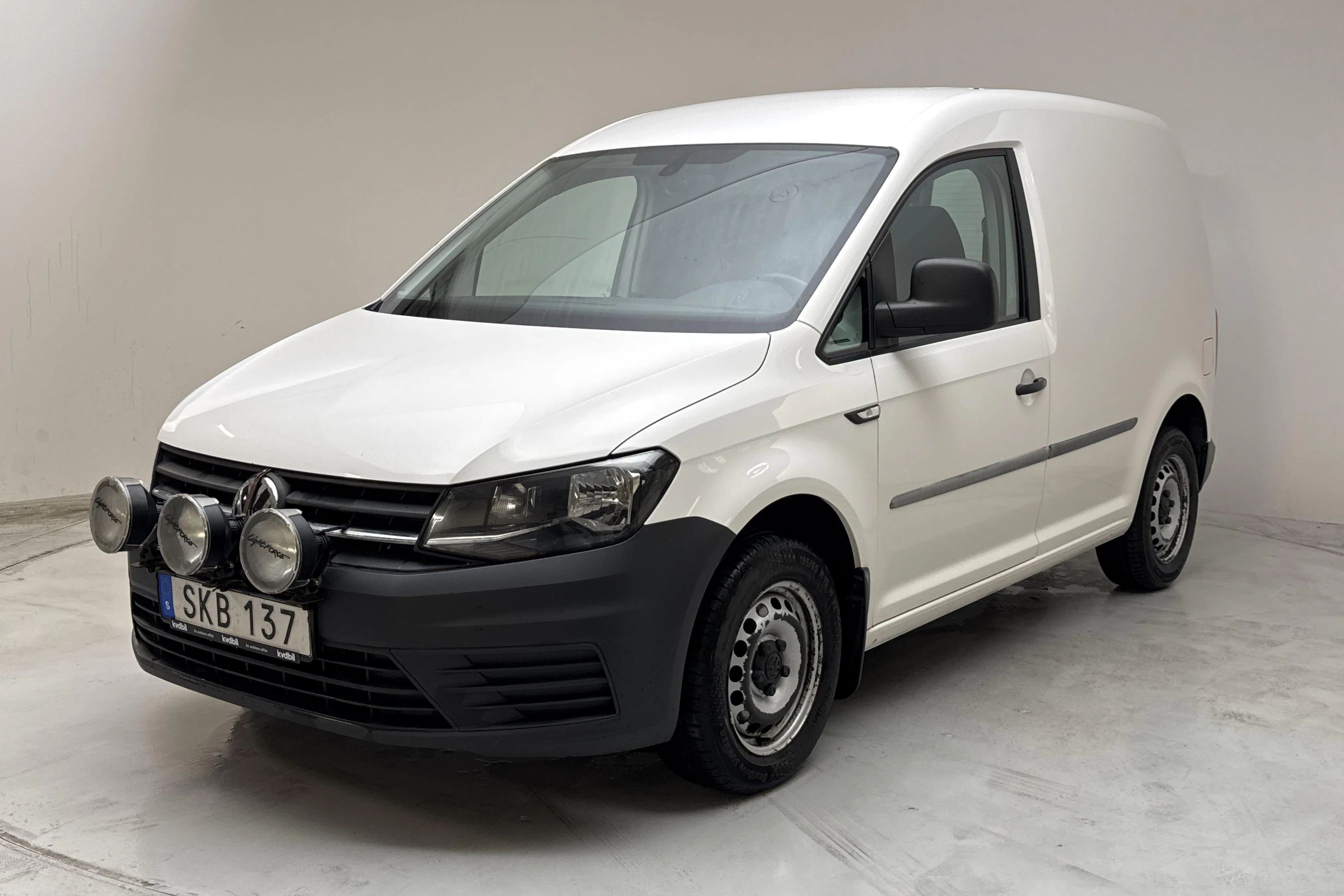 Presentationsfoto 1 av 12: VW Caddy 2.0 TDI Skåp (102hk) - 17 588 mil - Automat - vit - 2019