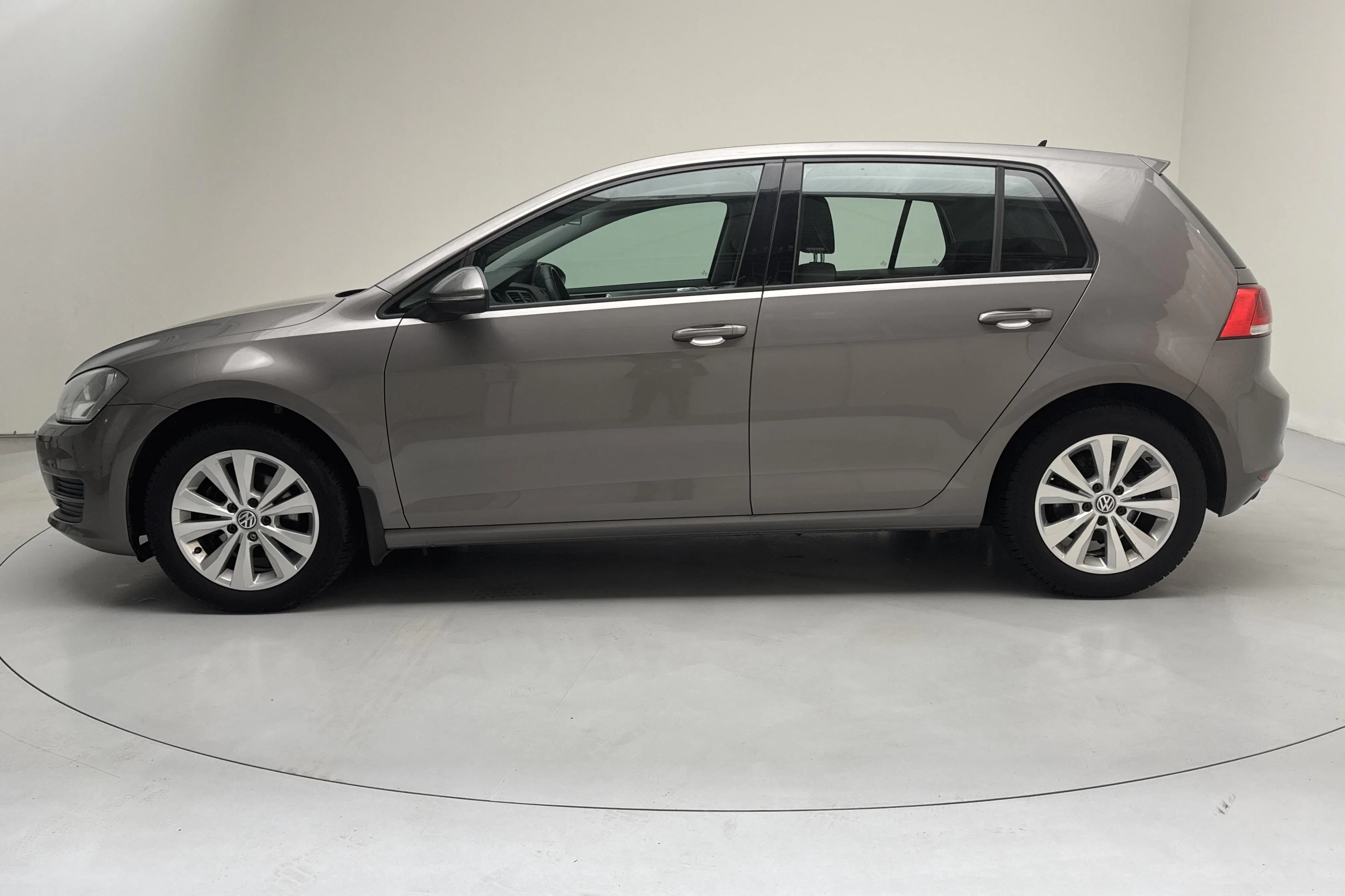 Presentation photo 2 of 12: VW Golf VII 1.2 TSI 5dr (110hk) - 95 530 km - Manual - gray - 2016