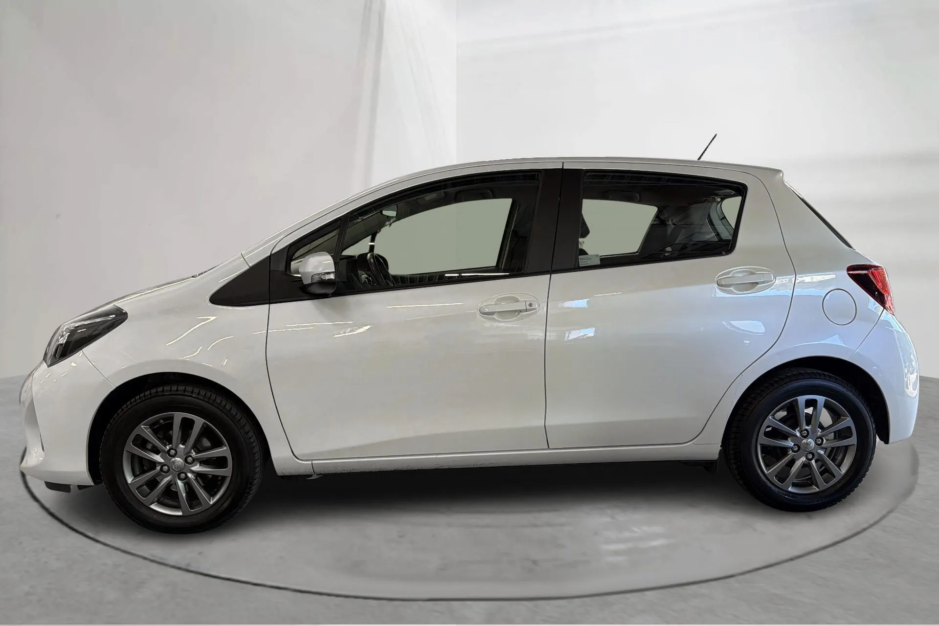 Presentation photo 2 of 13: Toyota Yaris 1.33 5dr (100hk) - 51 580 km - Manual - white - 2014
