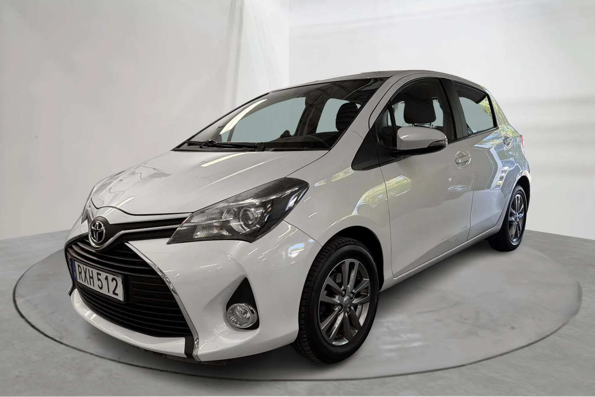 Presentation photo 1 of 13: Toyota Yaris 1.33 5dr (100hk) - 51 580 km - Manual - white - 2014